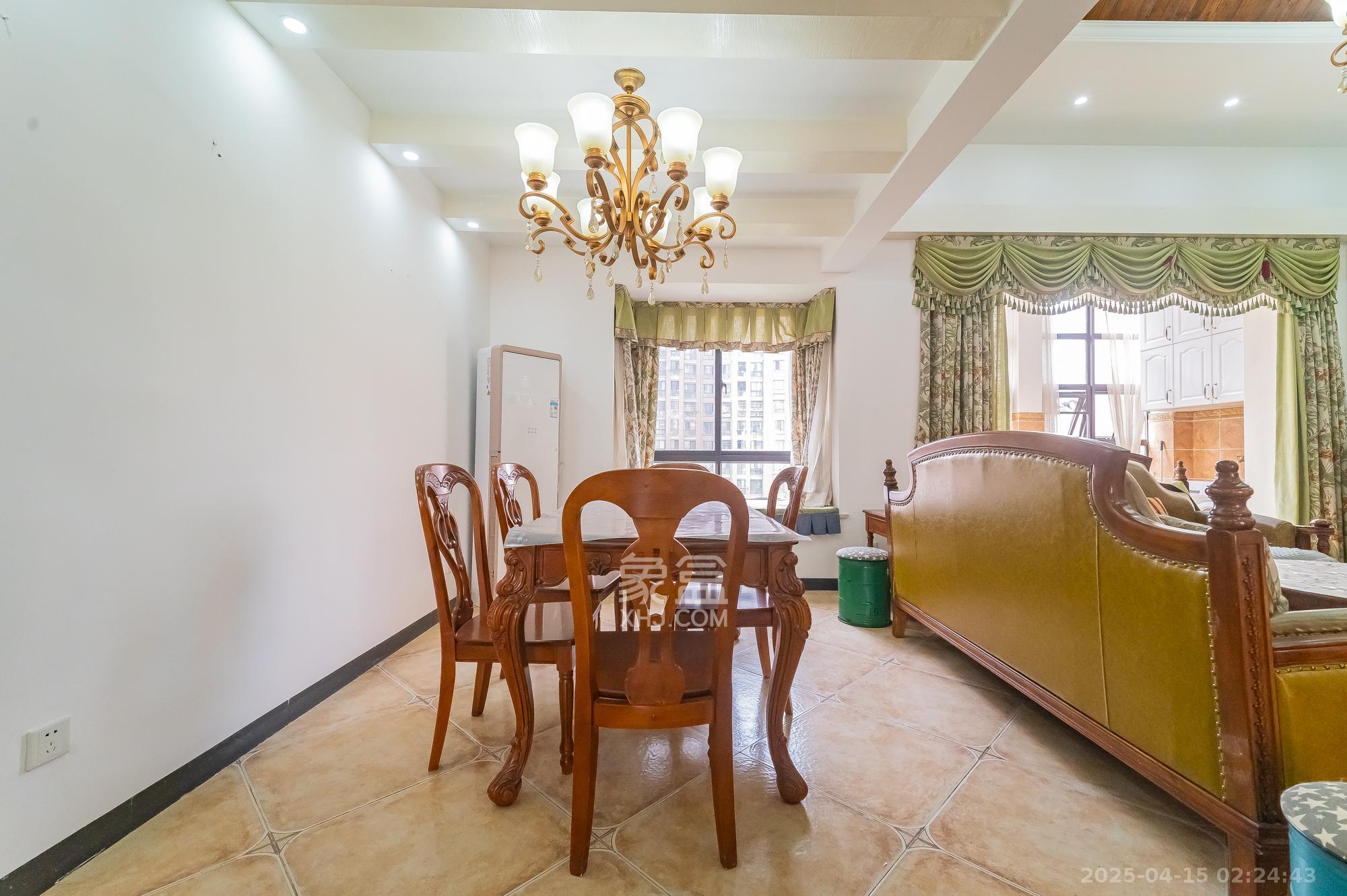 华润凤凰城一期 4室2厅1卫 199.8万 华润凤凰城一期 4室2厅1卫 199.8万客厅