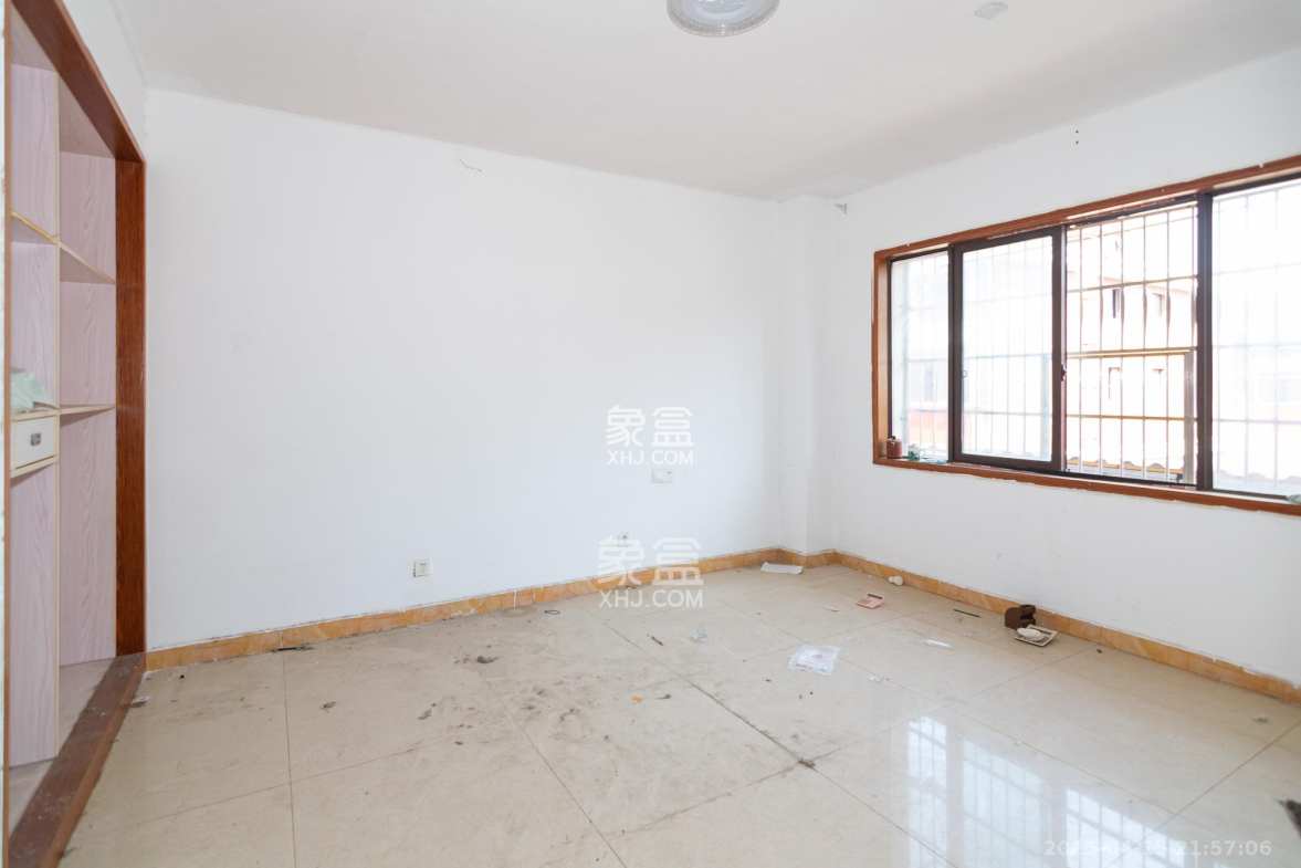 高星物流园  3室2厅3卫    65.0万 高星物流园  3室2厅3卫    65.0万卧室