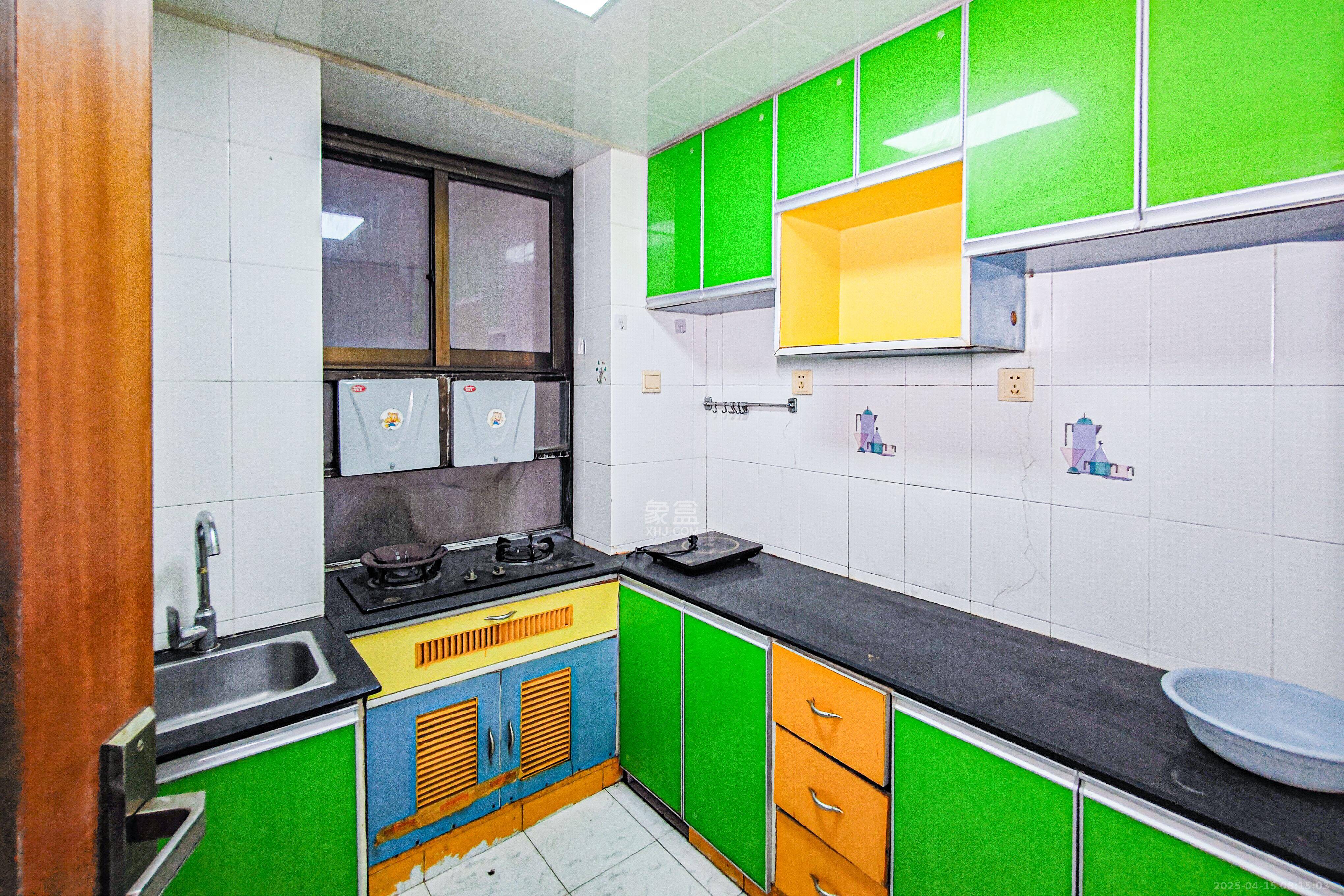 人民东路、人民中路散盘  3室2厅1卫    65.0万 人民东路、人民中路散盘  3室2厅1卫    65.0万厨房