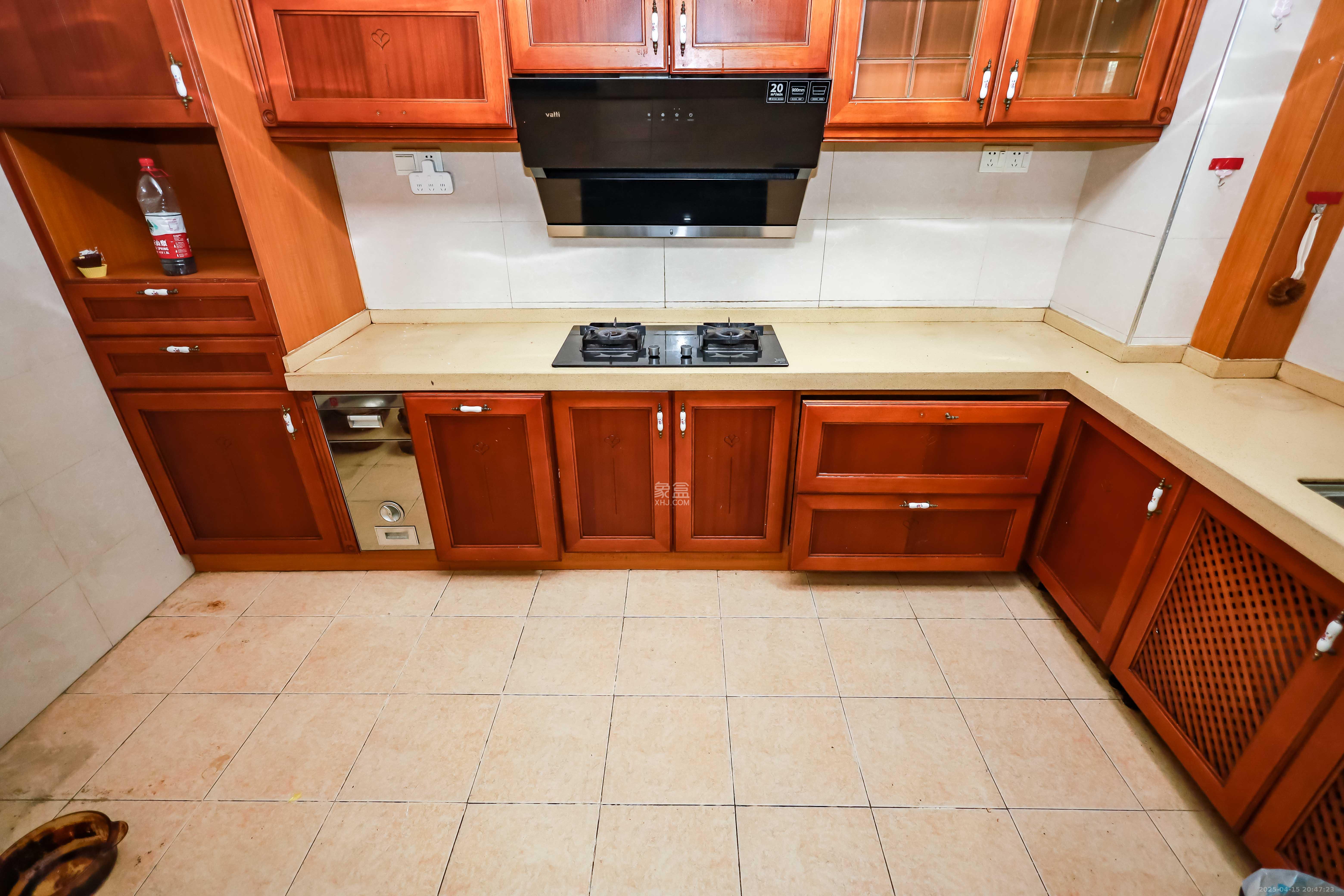 岳麓壹号 4室2厅2卫 182.0万 岳麓壹号 4室2厅2卫 182.0万厨房