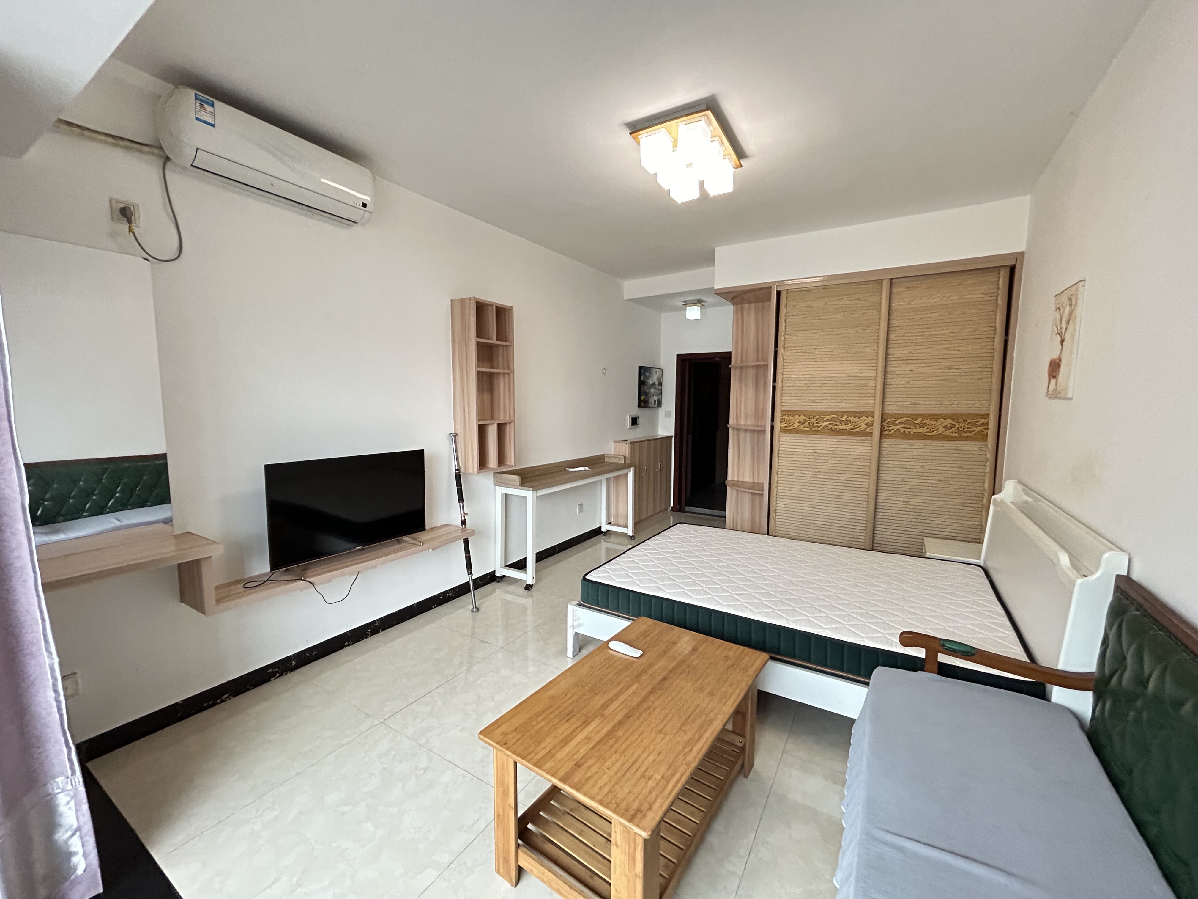 逸臣中央 1室0厅0卫 1300.0元/月 逸臣中央 1室0厅0卫 1300.0元/月室内图