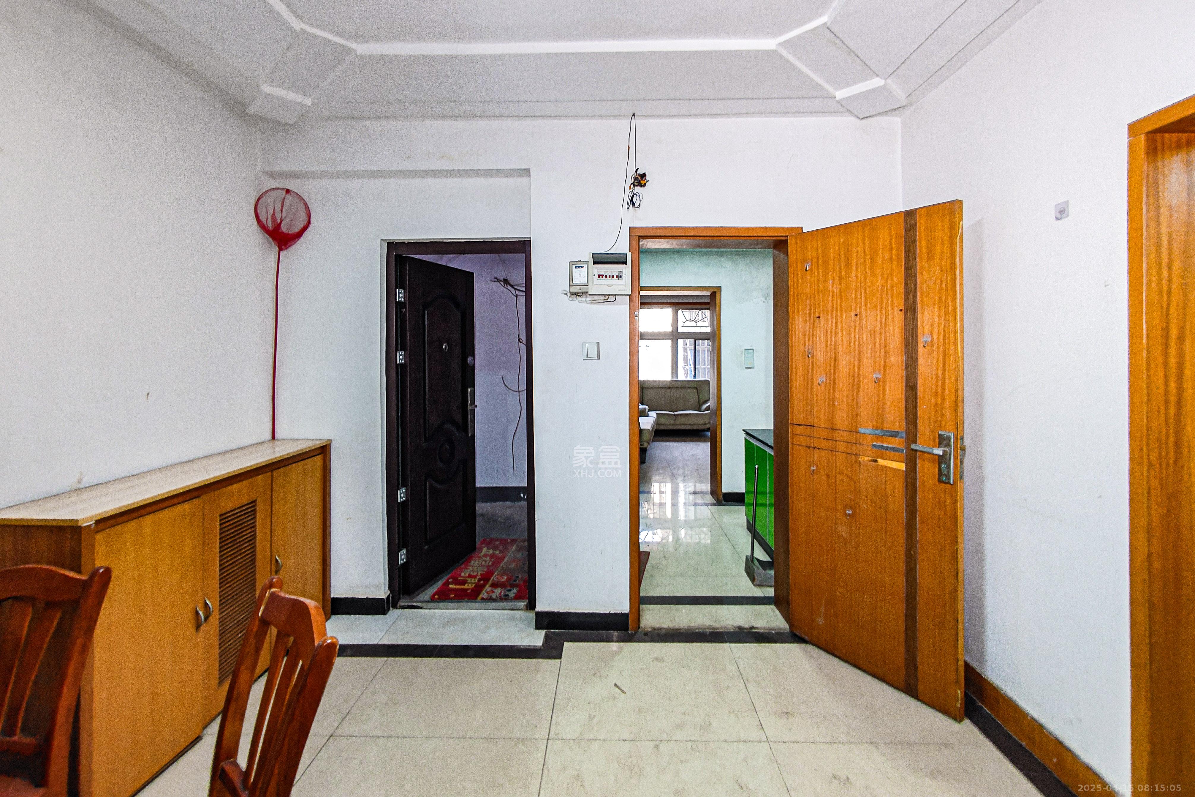 人民东路、人民中路散盘  3室2厅1卫    65.0万 人民东路、人民中路散盘  3室2厅1卫    65.0万客厅