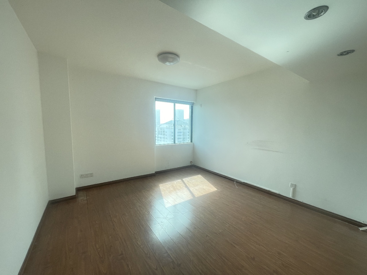 新达商务大厦 5室2厅1卫 21000.0元/月 新达商务大厦 5室2厅1卫 21000.0元/月室内图