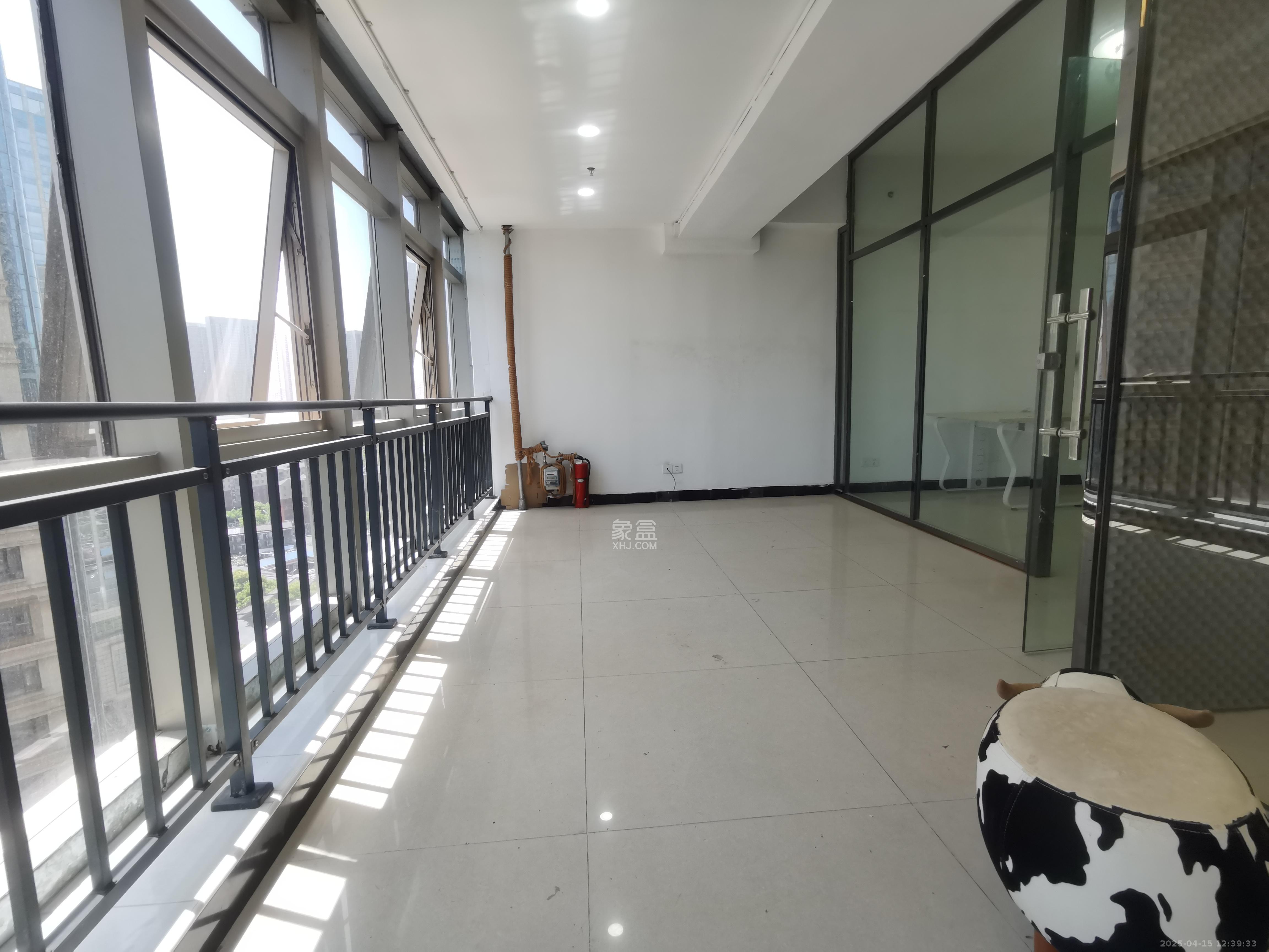 奥克斯广场 1室1厅1卫 3700.0元/月 奥克斯广场 1室1厅1卫 3700.0元/月室内图