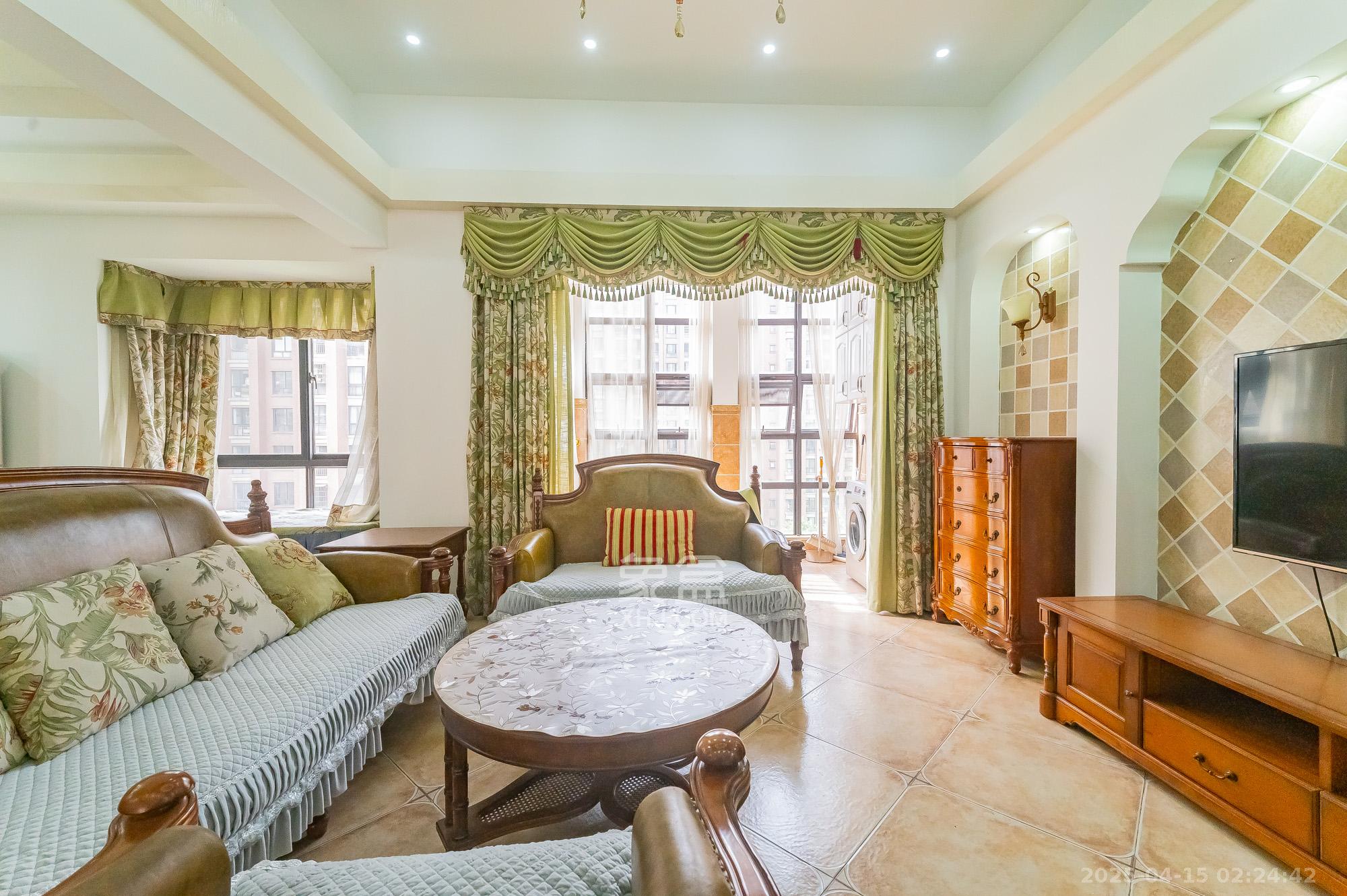 华润凤凰城一期 4室2厅1卫 199.8万 华润凤凰城一期 4室2厅1卫 199.8万客厅