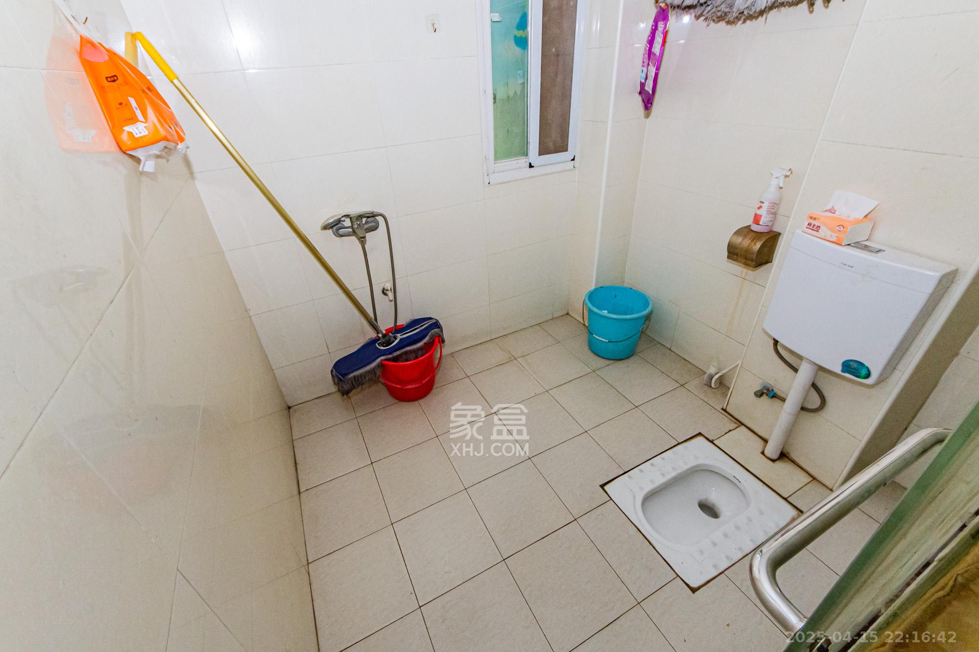 万国城(当代满庭春MOMA)三期  3室2厅2卫    82.8万 万国城(当代满庭春MOMA)三期  3室2厅2卫    82.8万卫生间