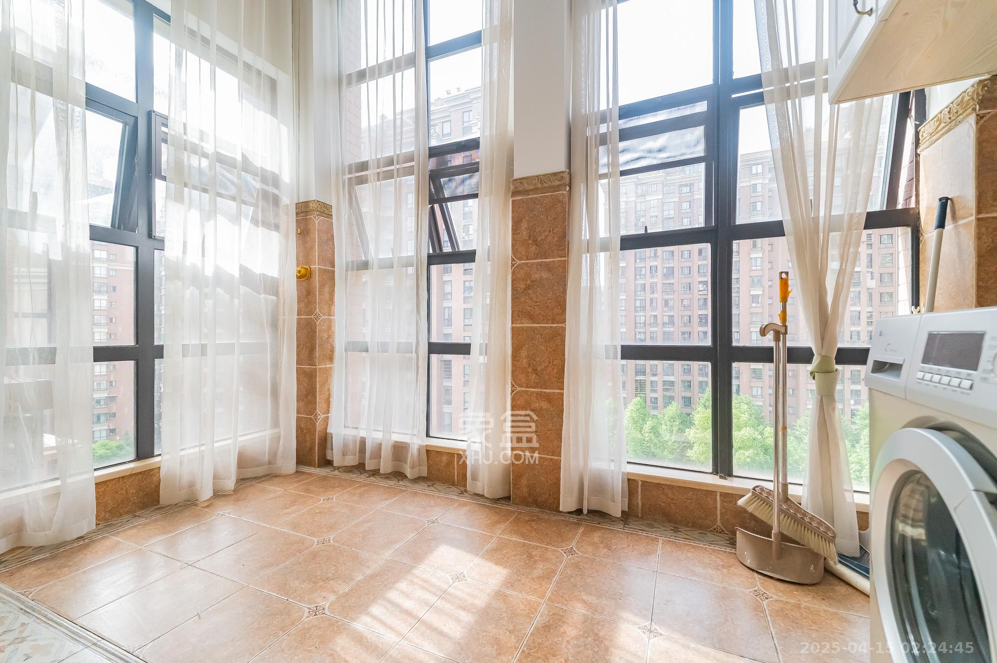 华润凤凰城一期 4室2厅1卫 199.8万 华润凤凰城一期 4室2厅1卫 199.8万阳台