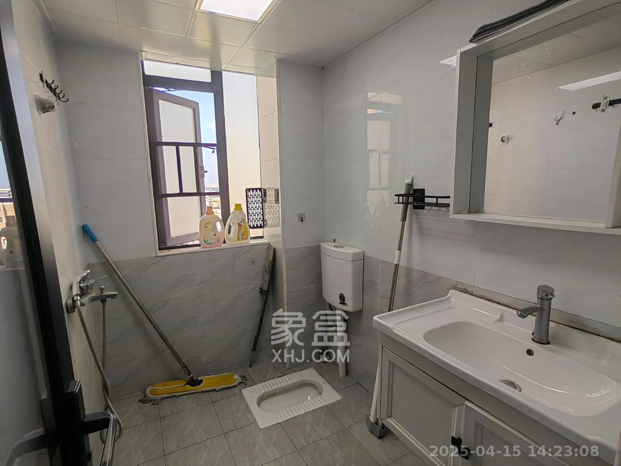 月亮湾草莓街区一、二期  3室2厅1卫   2000.00元/月室内图