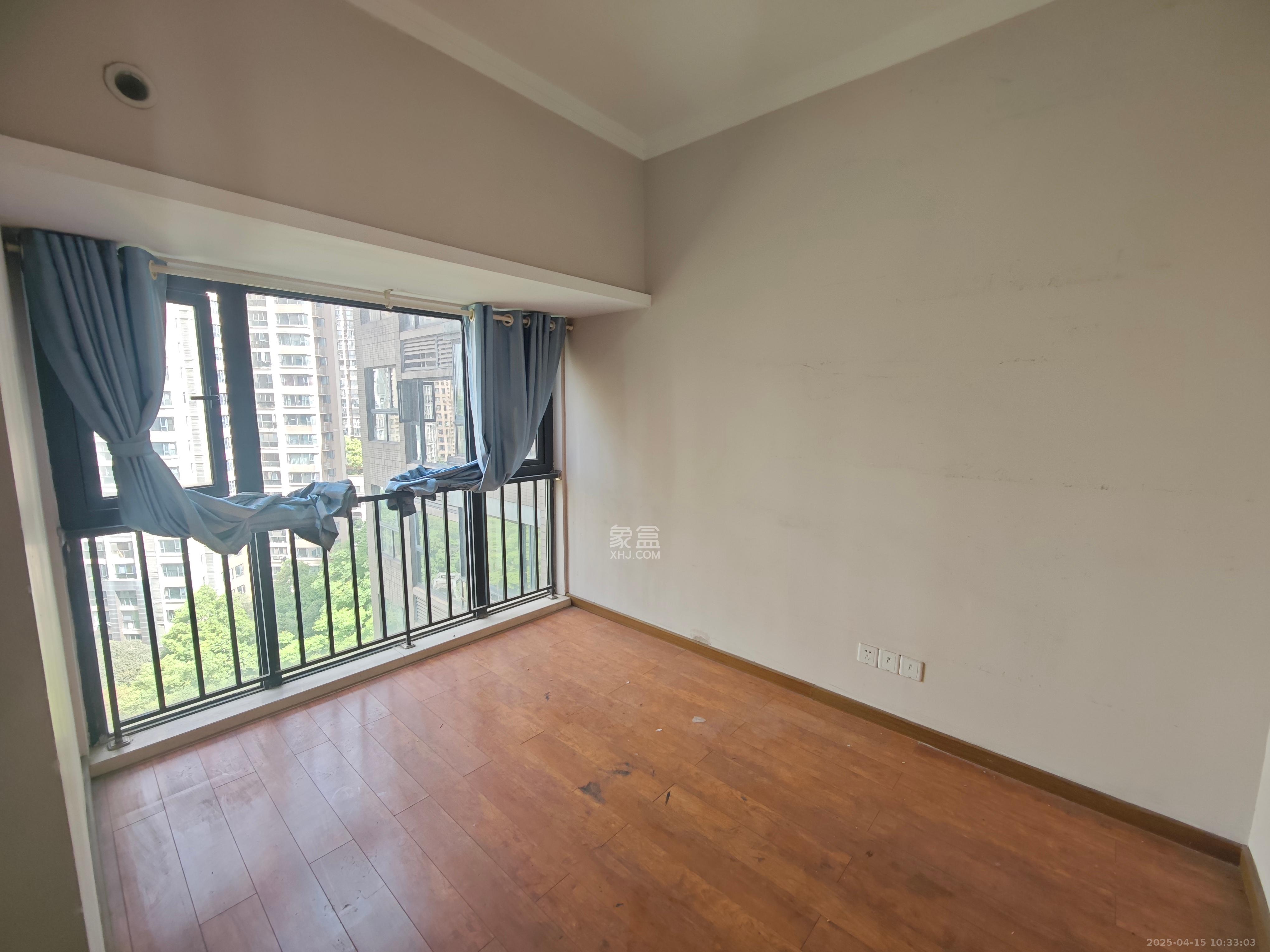 藏珑湖上国际花园 3室2厅1卫 2500.0元/月 藏珑湖上国际花园 3室2厅1卫 2500.0元/月室内图