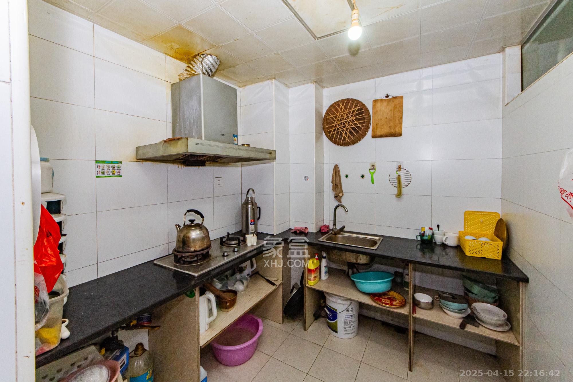 万国城(当代满庭春MOMA)三期  3室2厅2卫    82.8万 万国城(当代满庭春MOMA)三期  3室2厅2卫    82.8万厨房