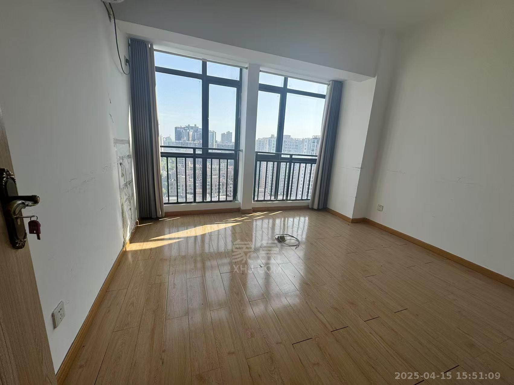 庐山春天 4室2厅2卫 3500.0元/月 庐山春天 4室2厅2卫 3500.0元/月室内图