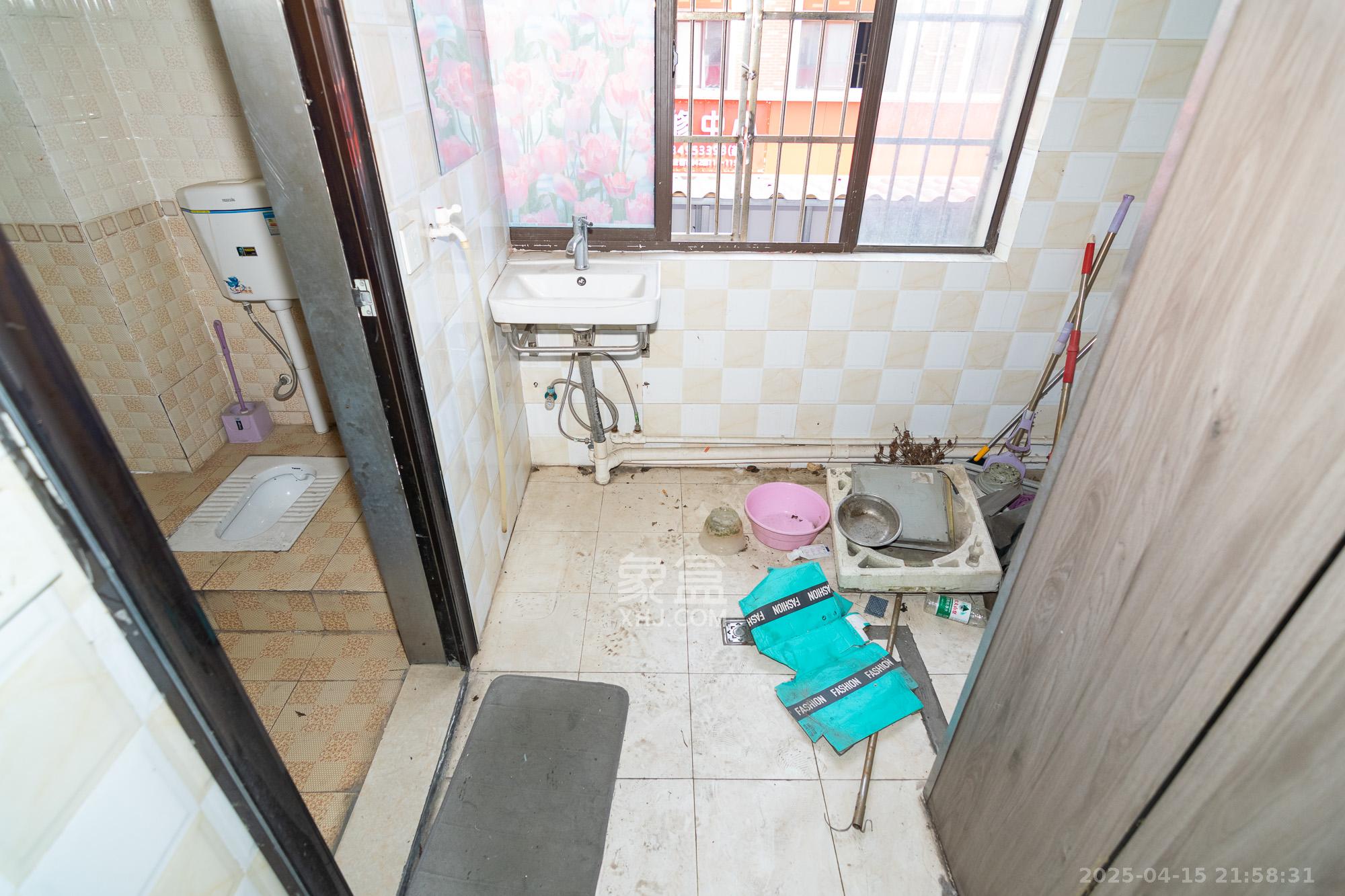 高星物流园  3室2厅3卫    65.0万卫生间