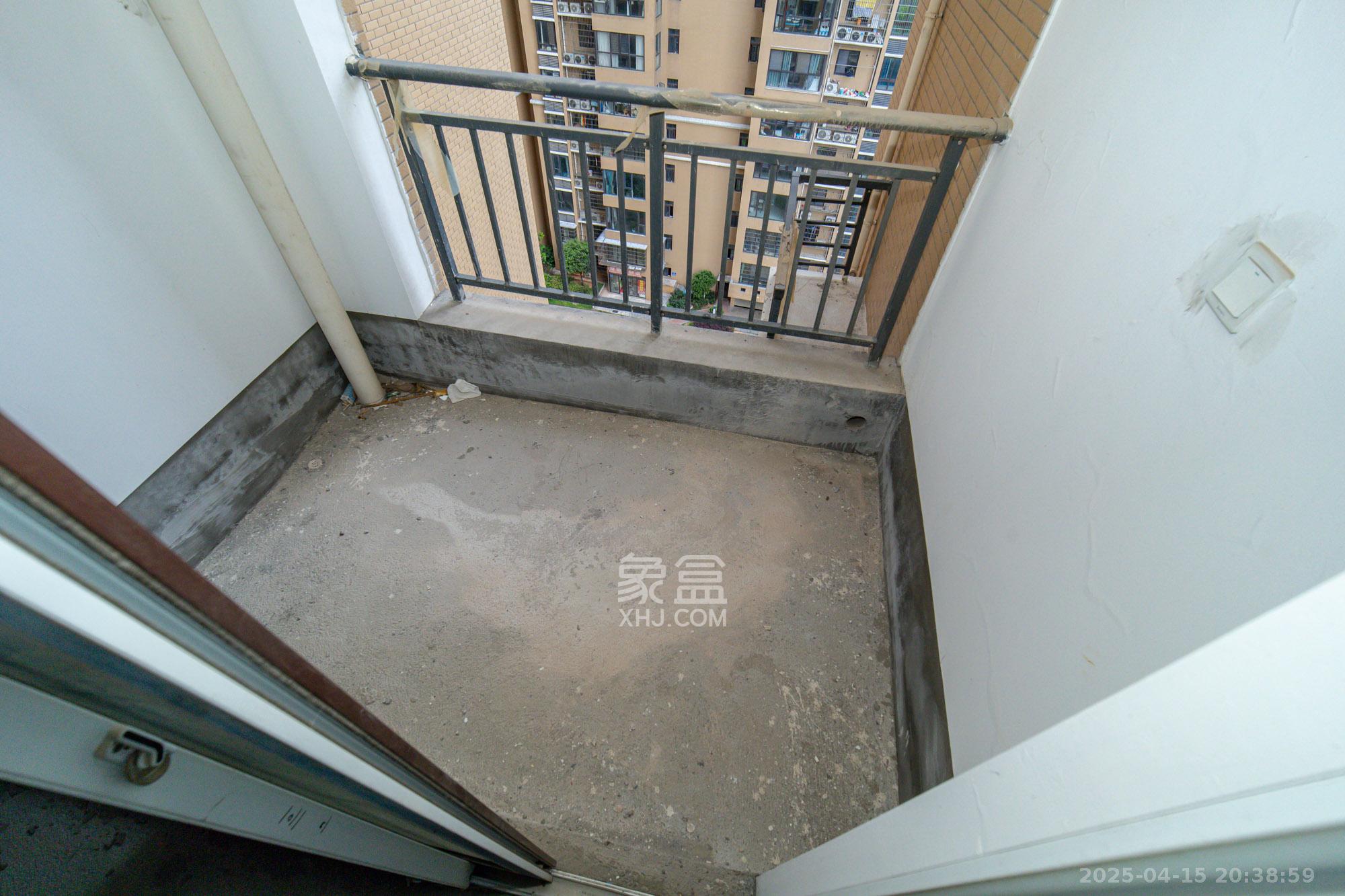 楚天世纪城西苑 3室2厅2卫 85.0万 楚天世纪城西苑 3室2厅2卫 85.0万阳台