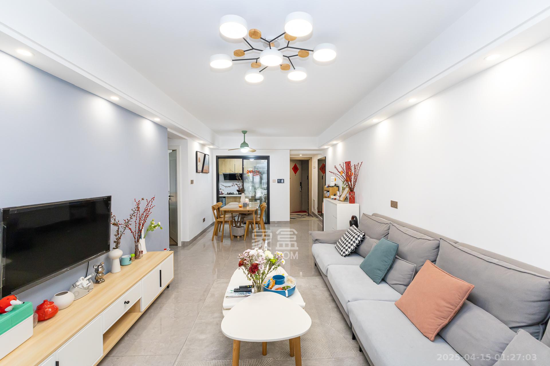 时代倾城五期  2室2厅1卫    72.5万 时代倾城五期  2室2厅1卫    72.5万客厅