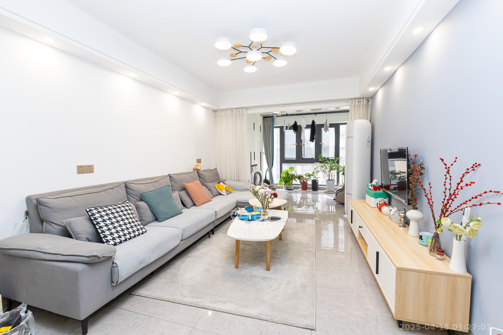 时代倾城五期  2室2厅1卫    72.5万 时代倾城五期  2室2厅1卫    72.5万客厅