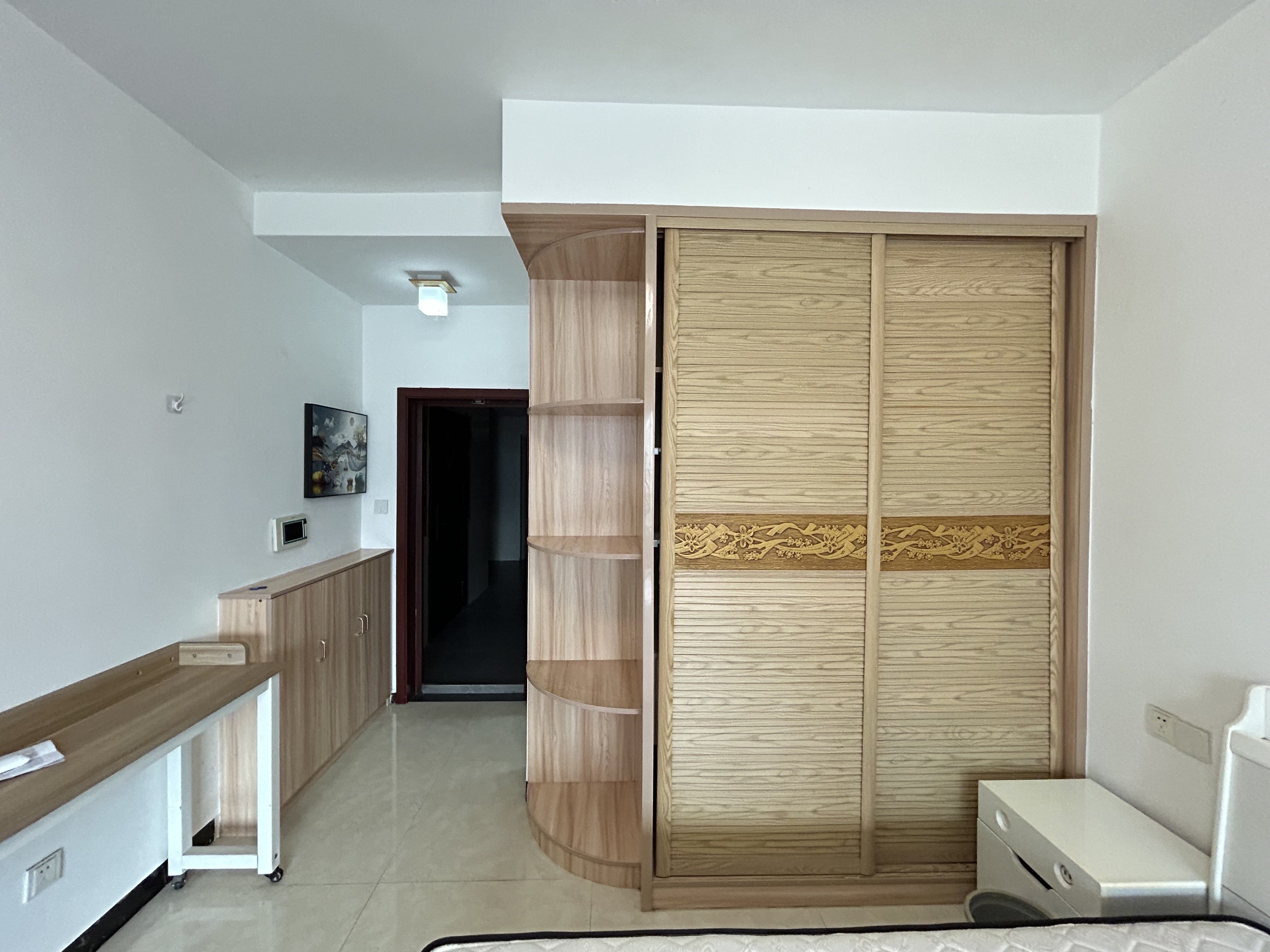 逸臣中央 1室0厅0卫 1300.0元/月 逸臣中央 1室0厅0卫 1300.0元/月室内图