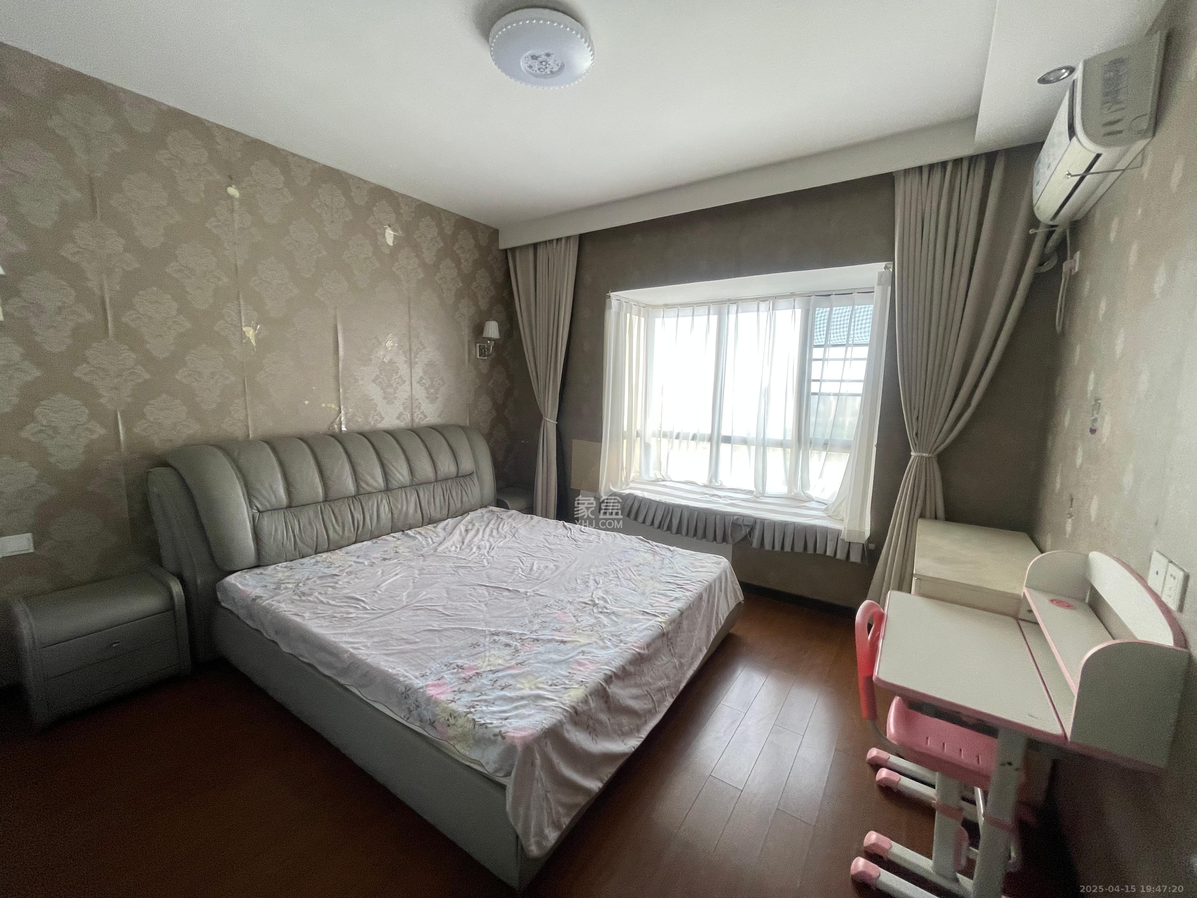 上海城小区  4室2厅2卫   2600.00元/月室内图