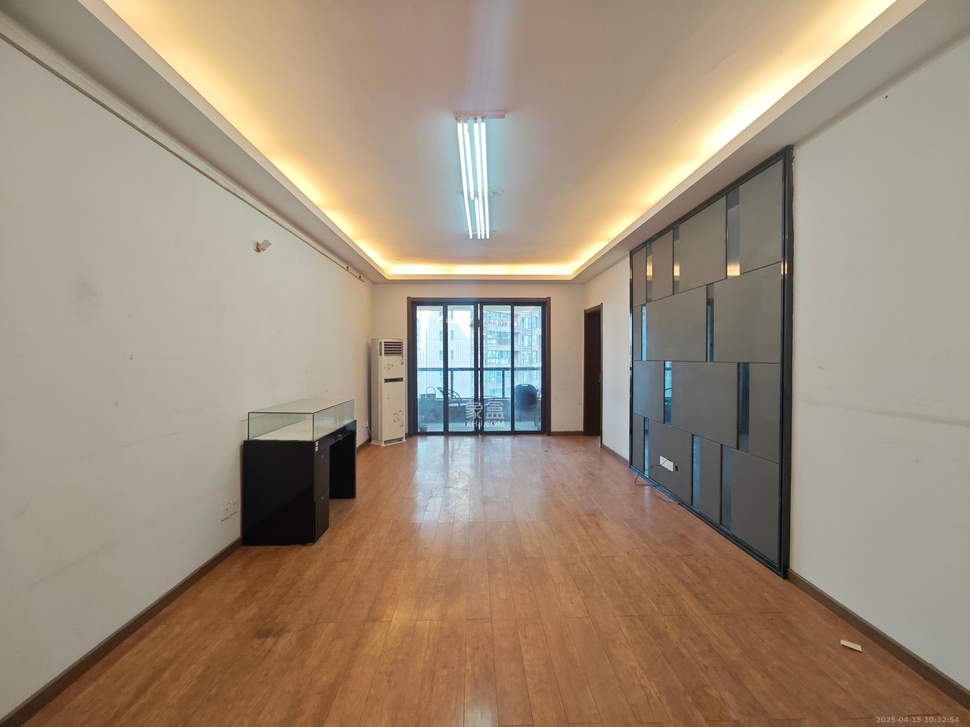 藏珑湖上国际花园 3室2厅1卫 2500.0元/月 藏珑湖上国际花园 3室2厅1卫 2500.0元/月室内图