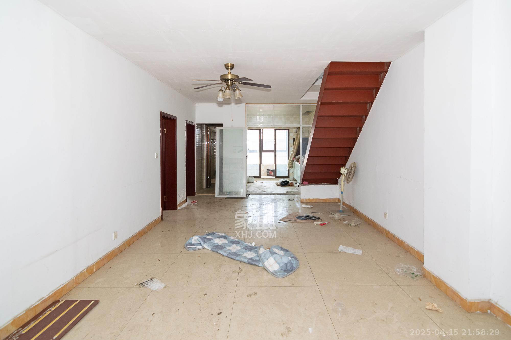 高星物流园  3室2厅3卫    65.0万客厅