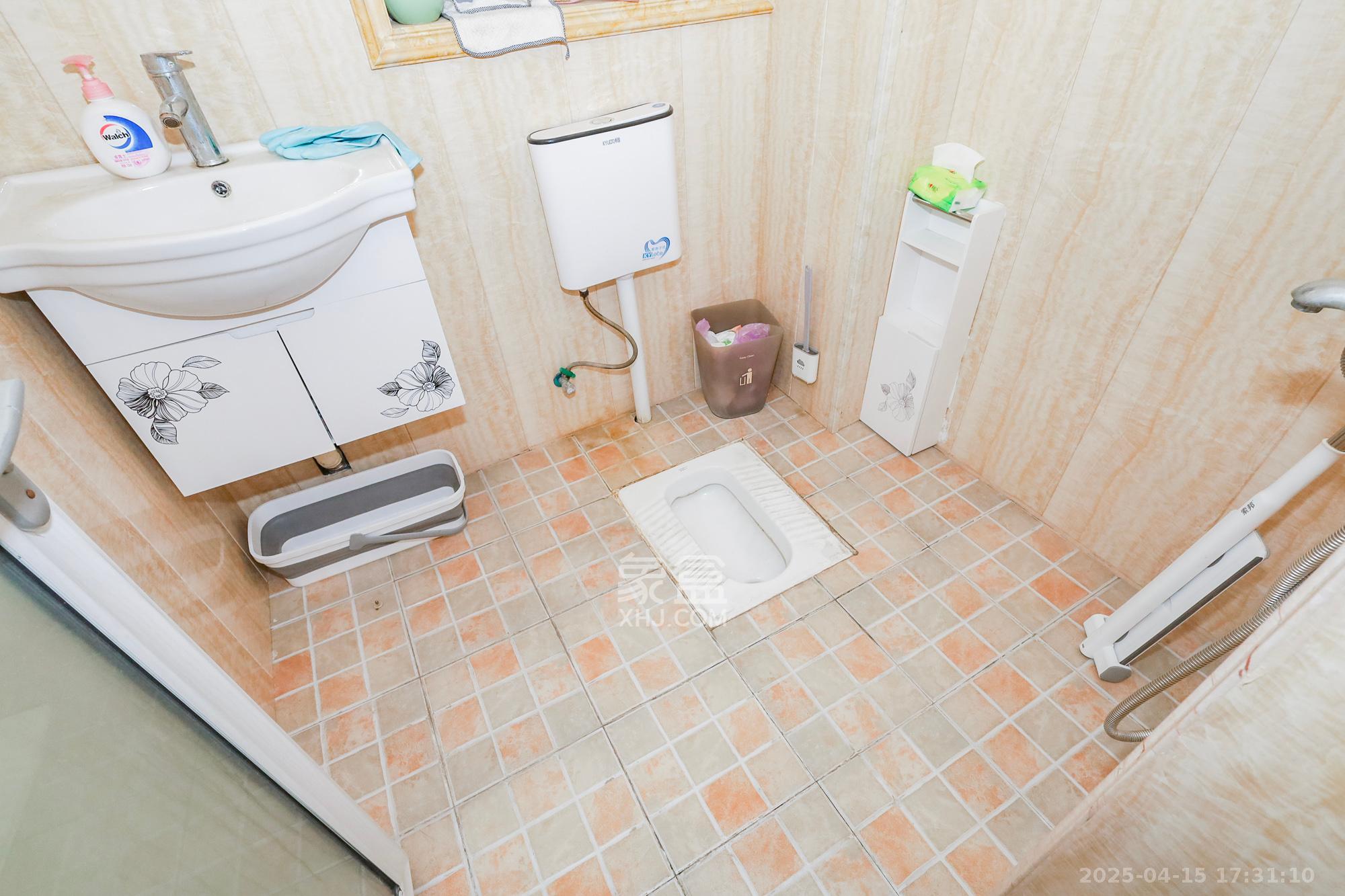 八方小区C区  1室2厅2卫   360.00万卫生间