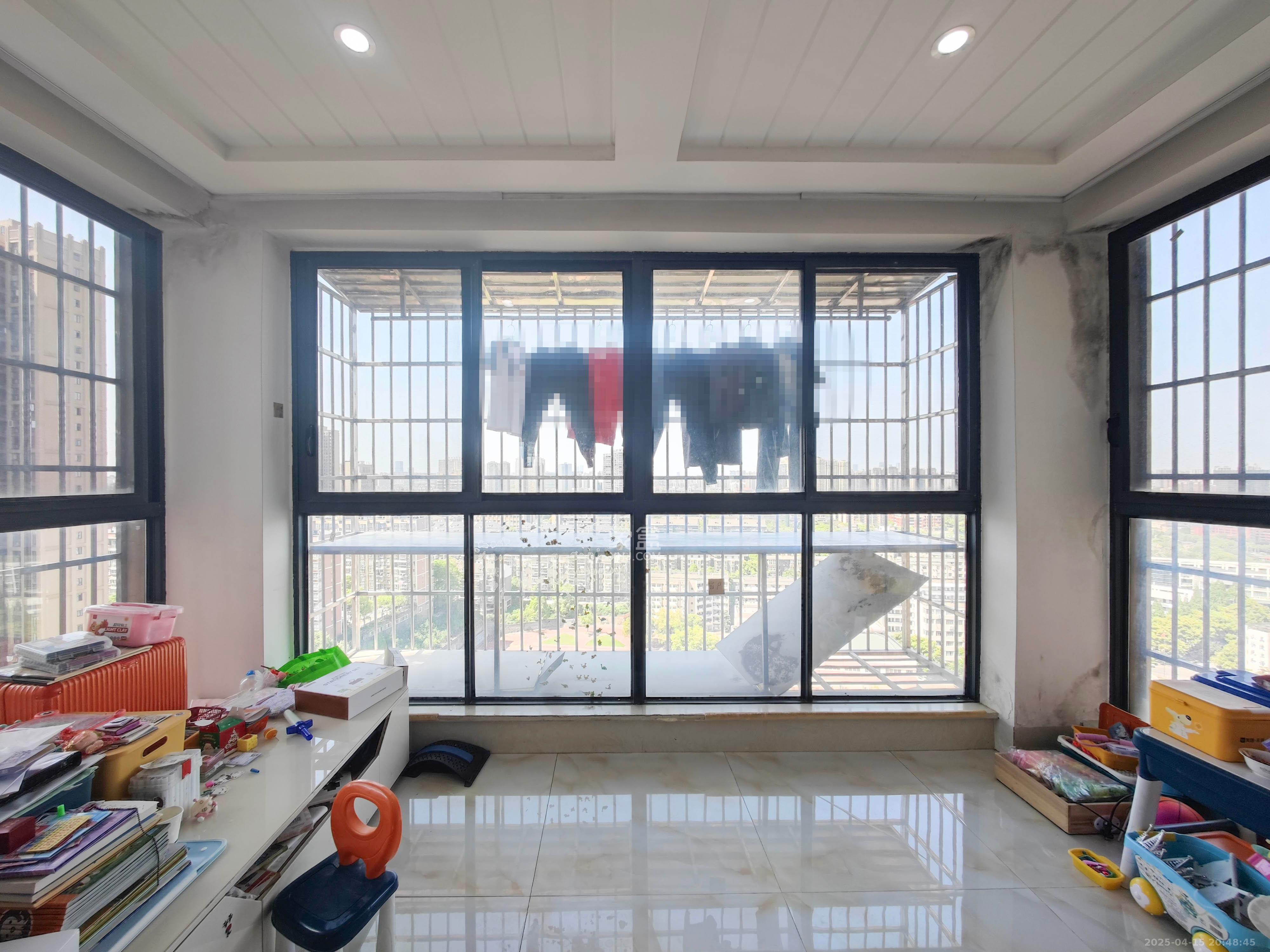 新盛珑璟台  4室2厅2卫   116.80万阳台