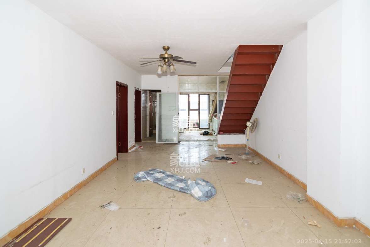 高星物流园  3室2厅3卫    65.0万 高星物流园  3室2厅3卫    65.0万客厅