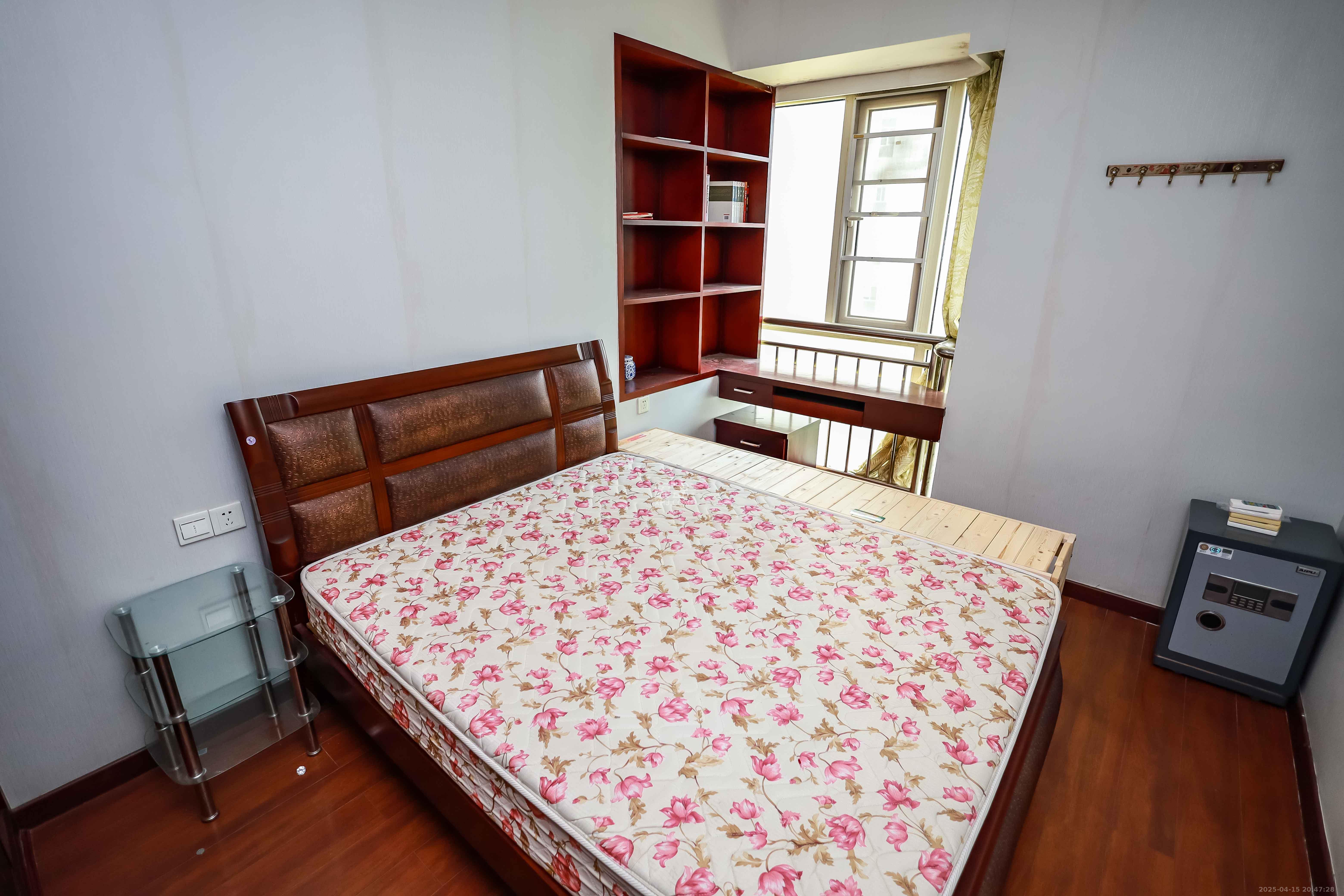 岳麓壹号 4室2厅2卫 182.0万 岳麓壹号 4室2厅2卫 182.0万卧室