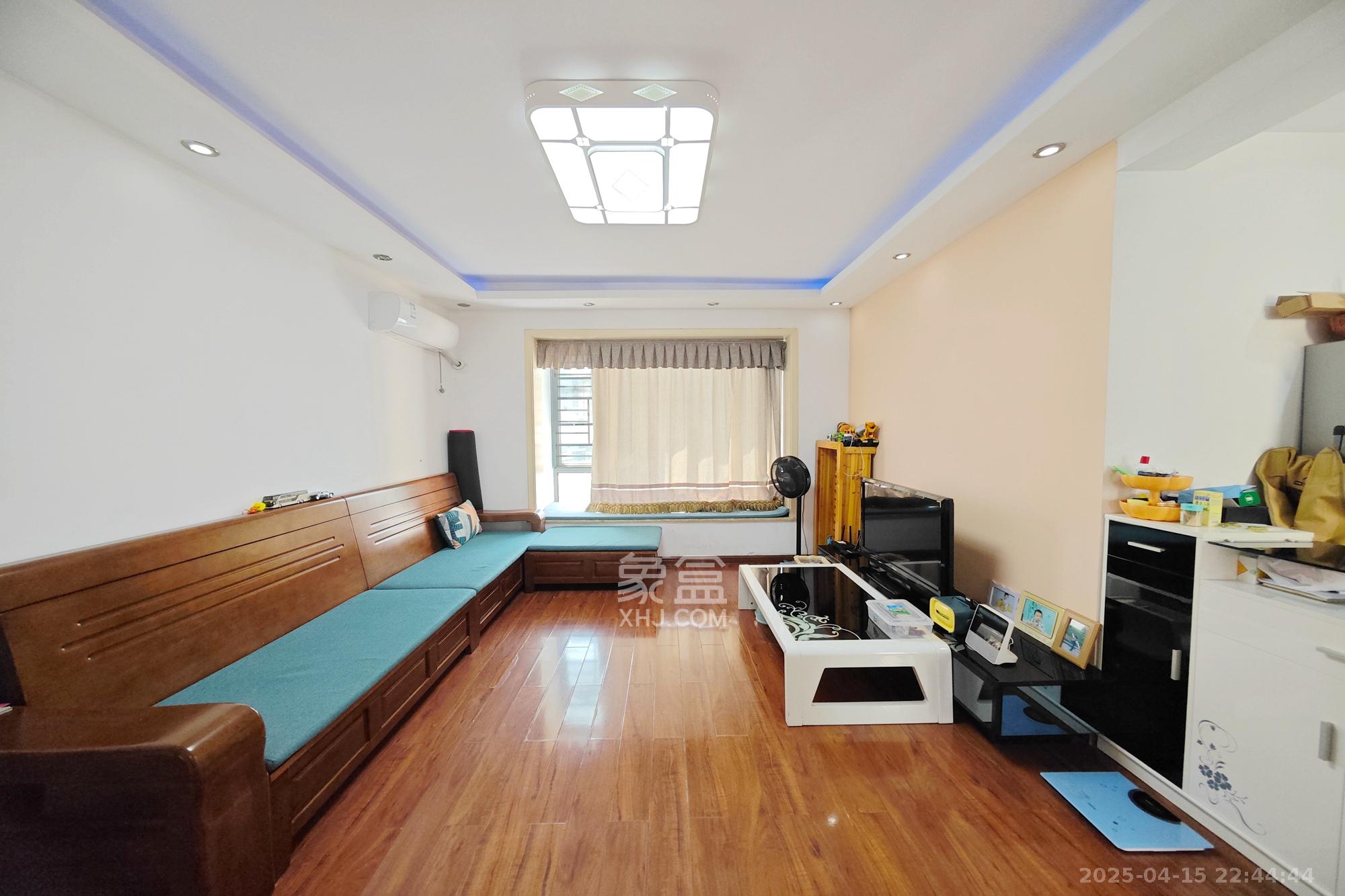 新城新世界一二三期 3室2厅1卫 93.0万 新城新世界一二三期 3室2厅1卫 93.0万客厅