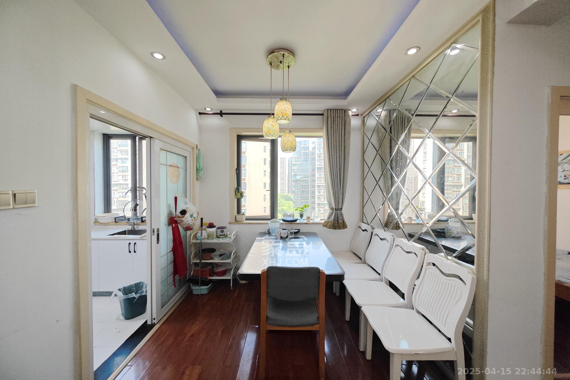 新城新世界一二三期 3室2厅1卫 93.0万 新城新世界一二三期 3室2厅1卫 93.0万客厅