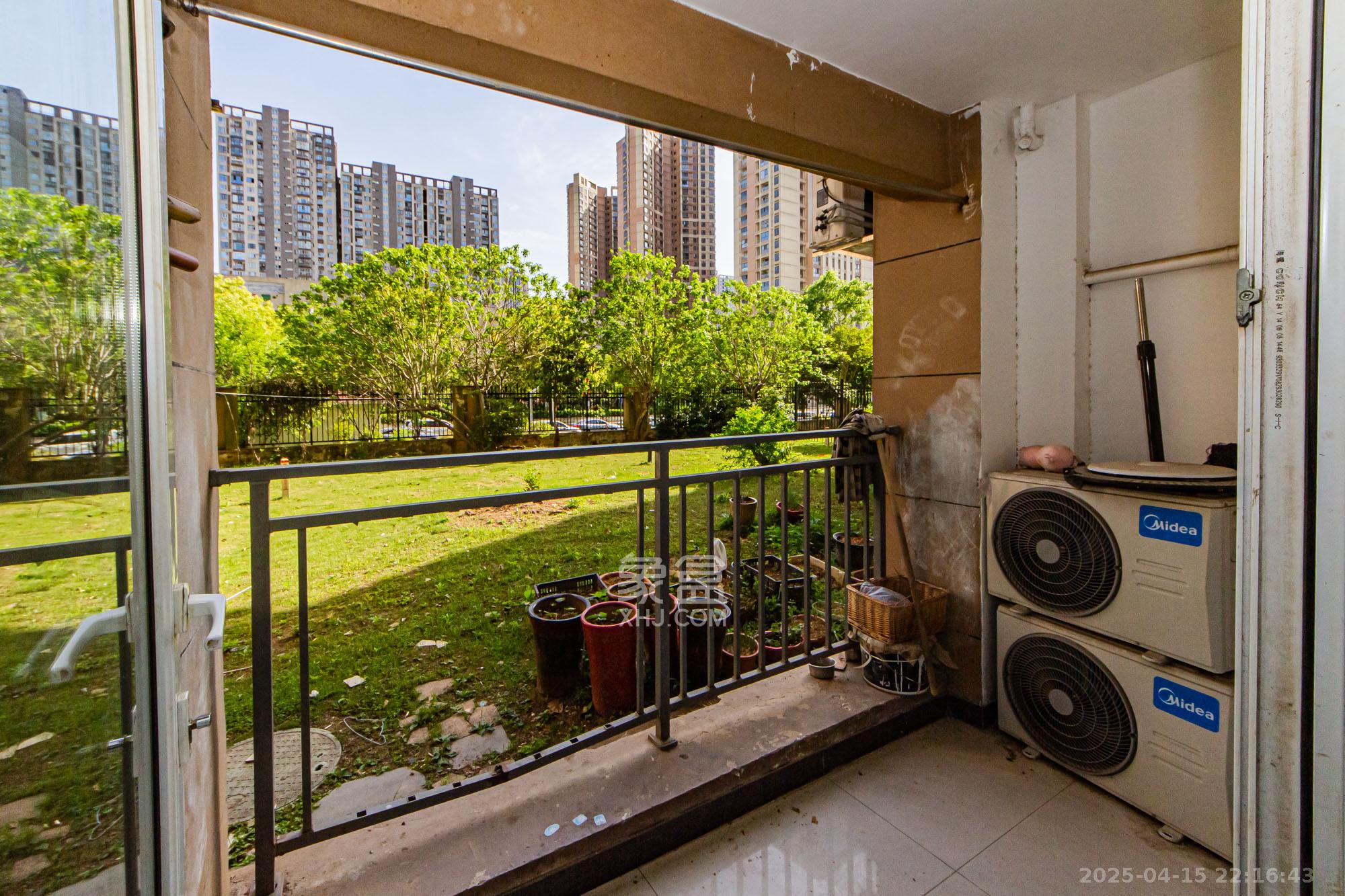 万国城(当代满庭春MOMA)三期  3室2厅2卫    82.8万 万国城(当代满庭春MOMA)三期  3室2厅2卫    82.8万阳台