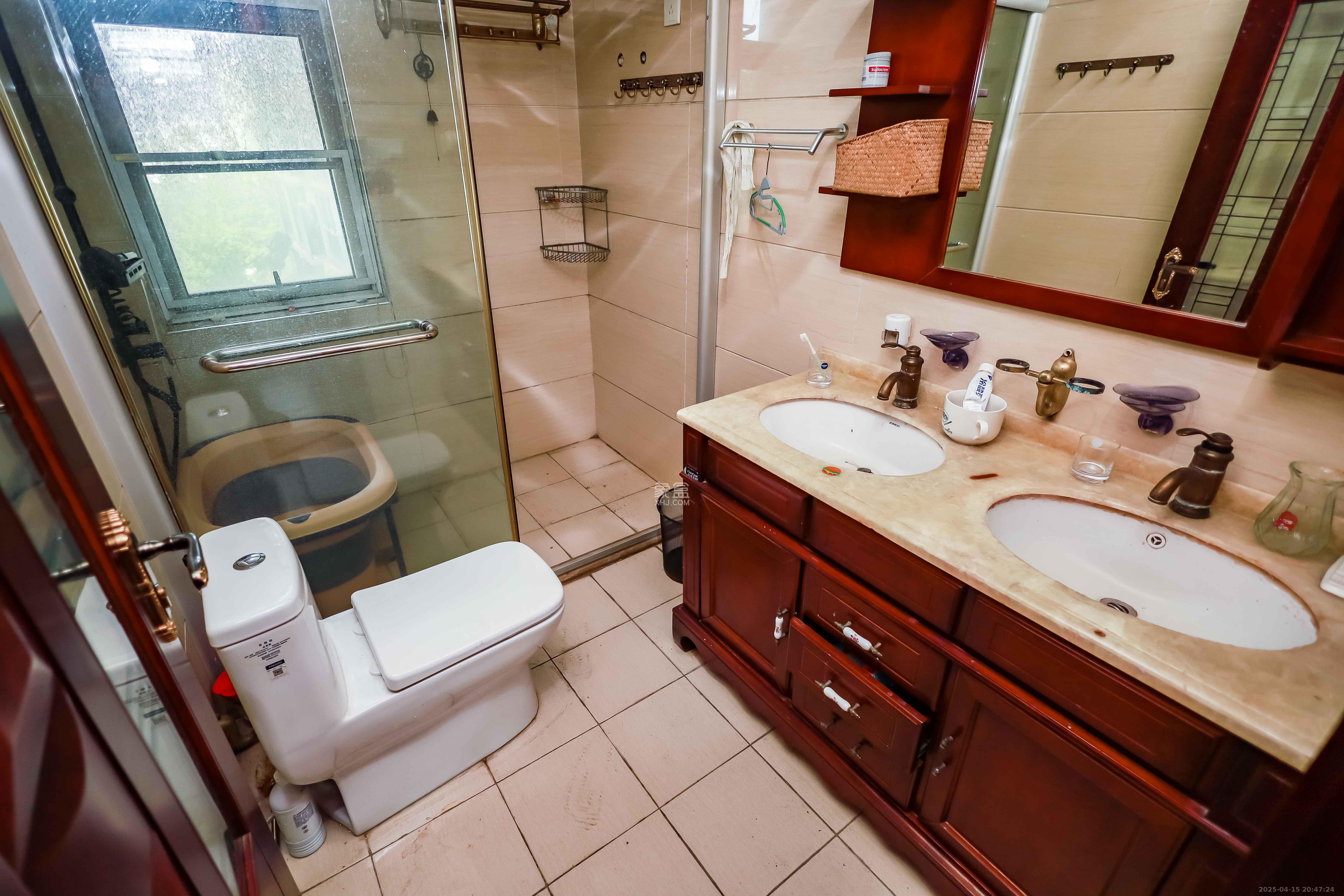 岳麓壹号 4室2厅2卫 182.0万 岳麓壹号 4室2厅2卫 182.0万卫生间