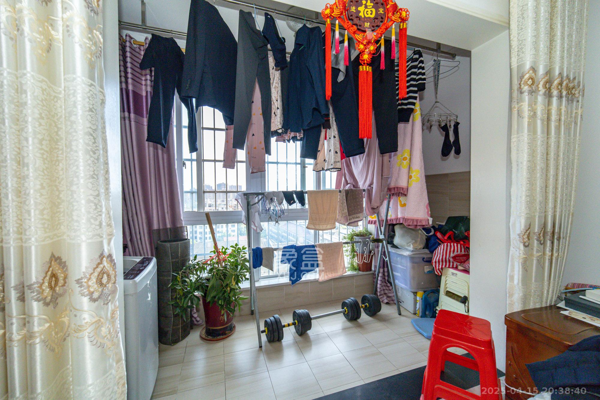 楚天世纪城西苑 3室2厅2卫 80.0万 楚天世纪城西苑 3室2厅2卫 80.0万阳台