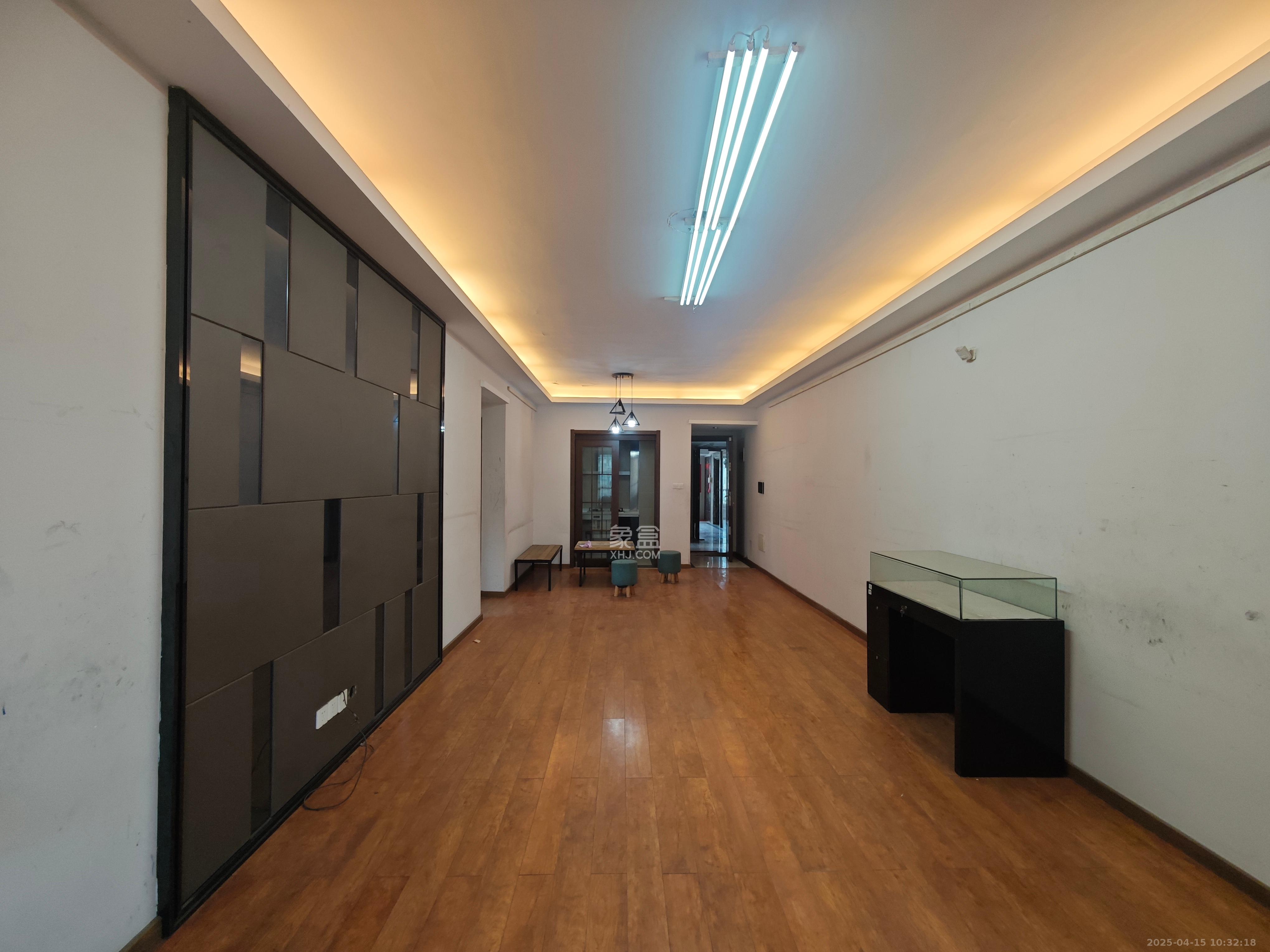 藏珑湖上国际花园 3室2厅1卫 2500.0元/月 藏珑湖上国际花园 3室2厅1卫 2500.0元/月室内图