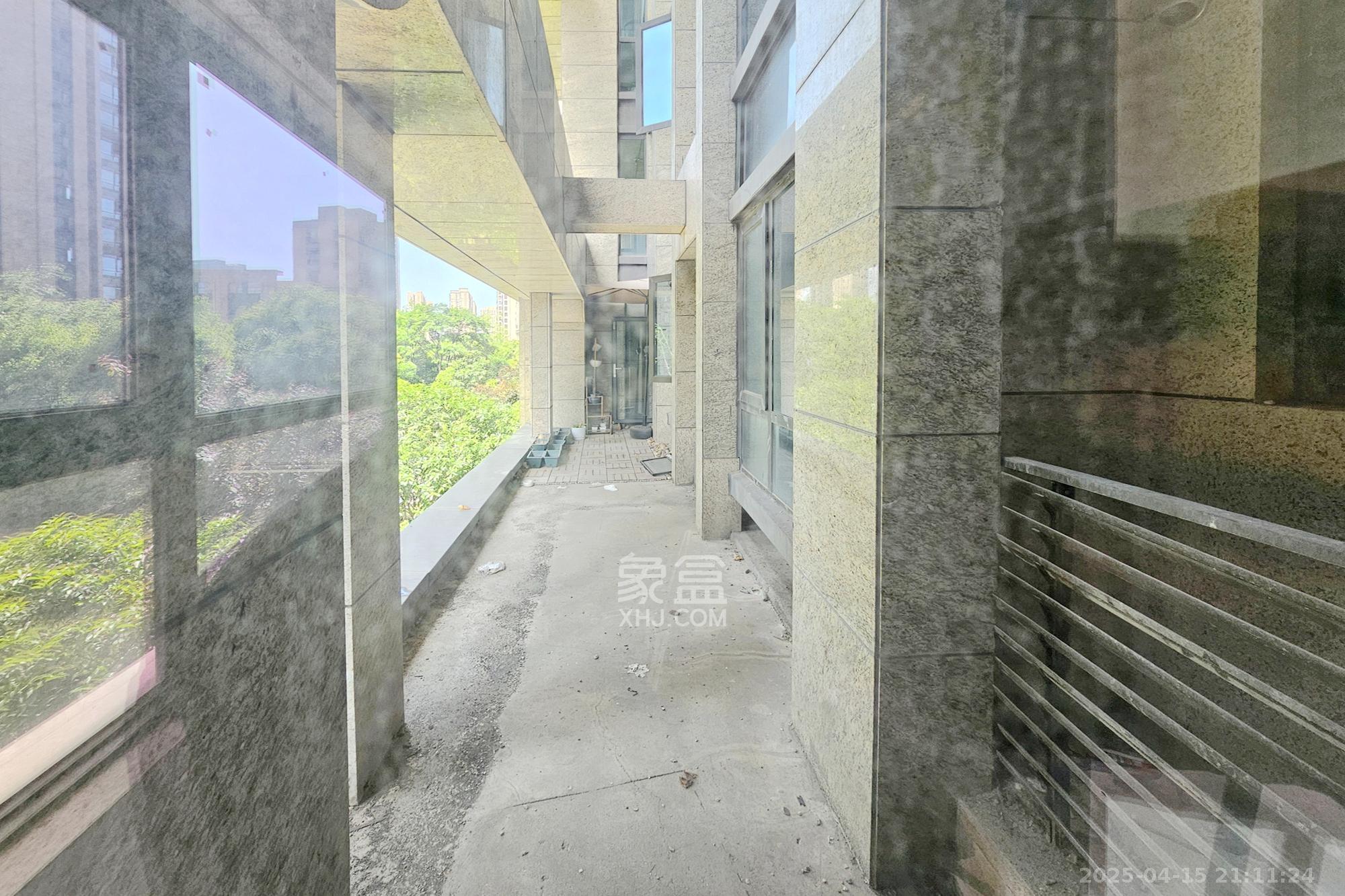 明昇壹城（明昇时代广场）二期  5室2厅3卫   285.00万阳台