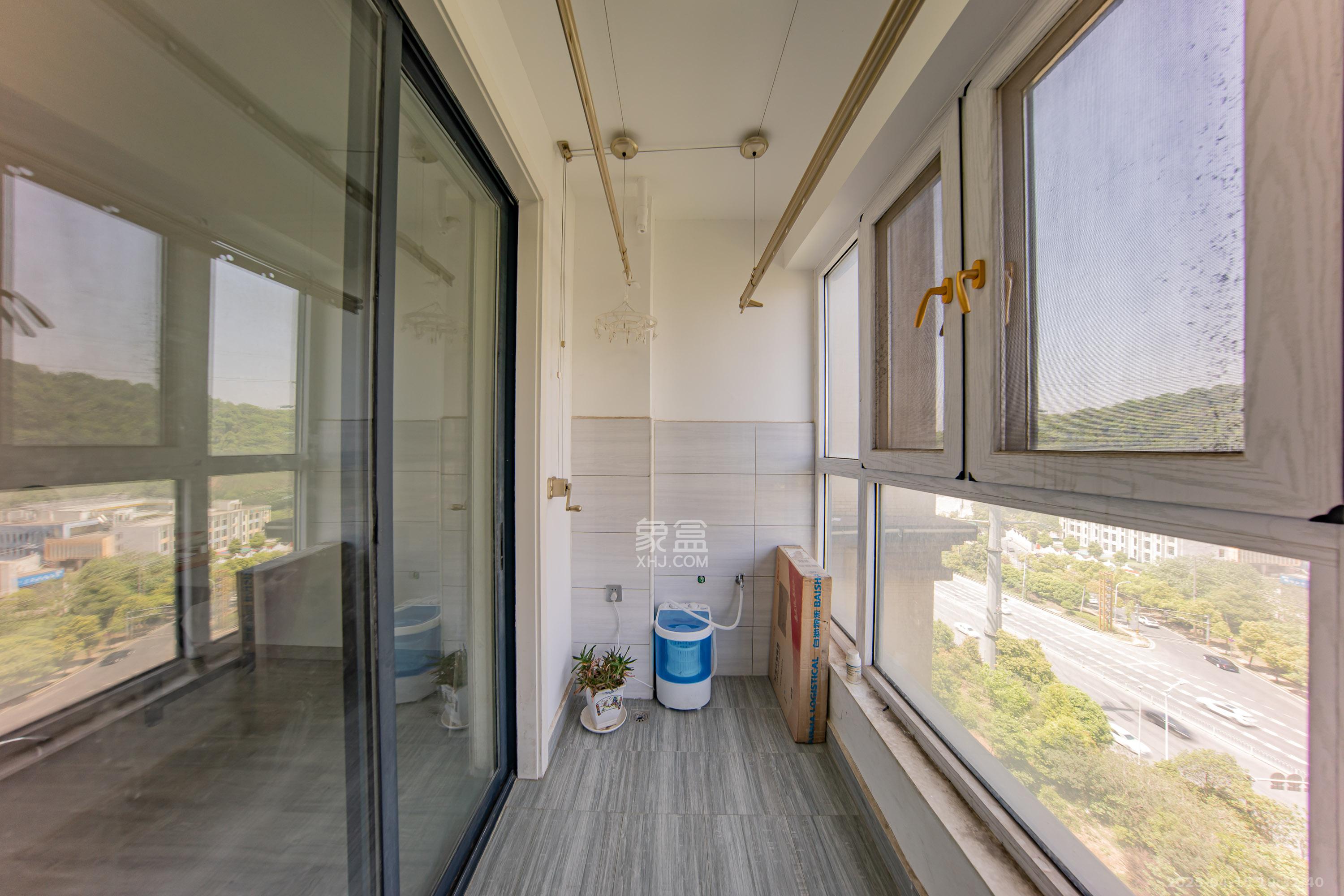 中建麓山和苑  3室2厅1卫   82.00万阳台