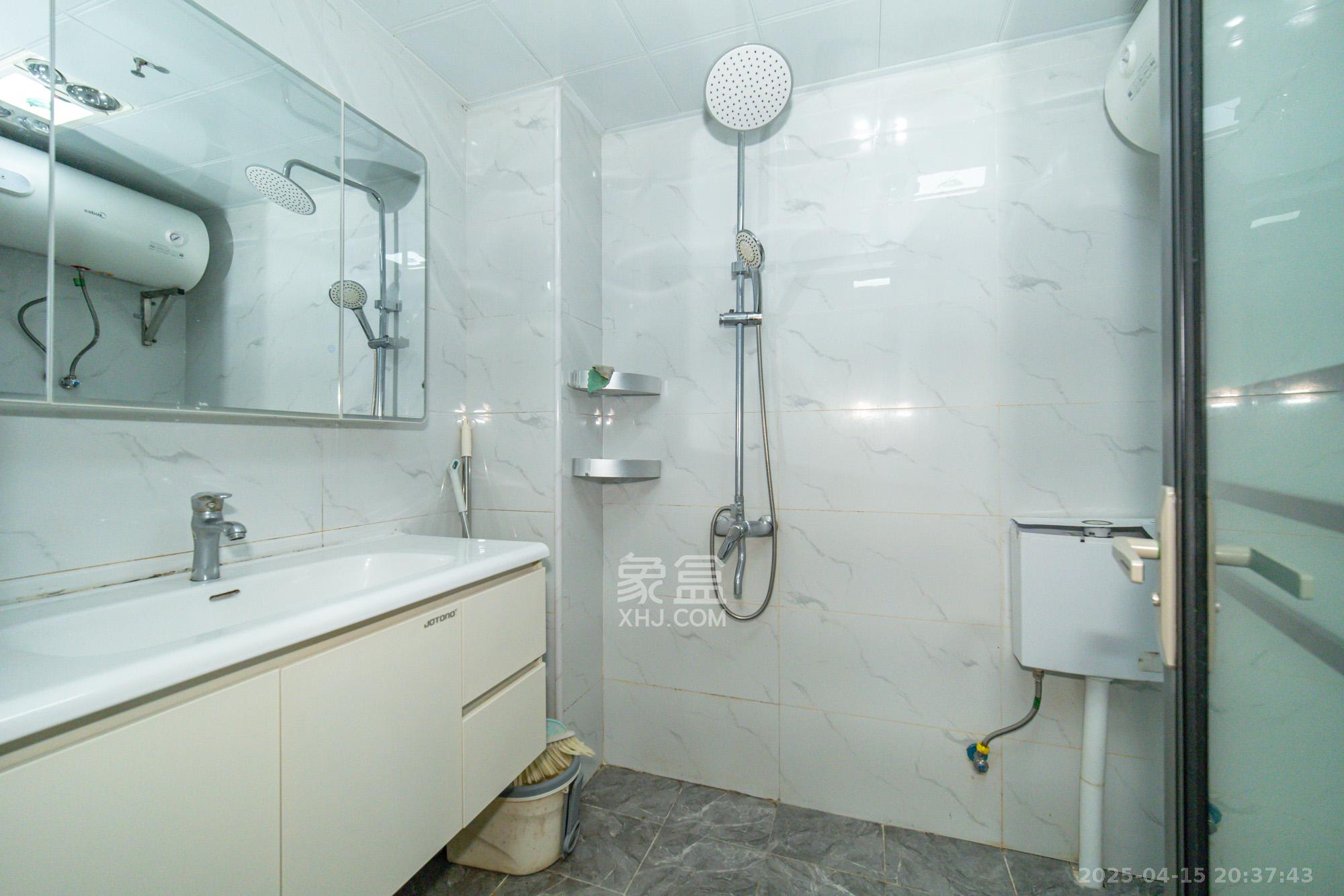 金科时代中心 1室1厅1卫 29.8万 金科时代中心 1室1厅1卫 29.8万卫生间