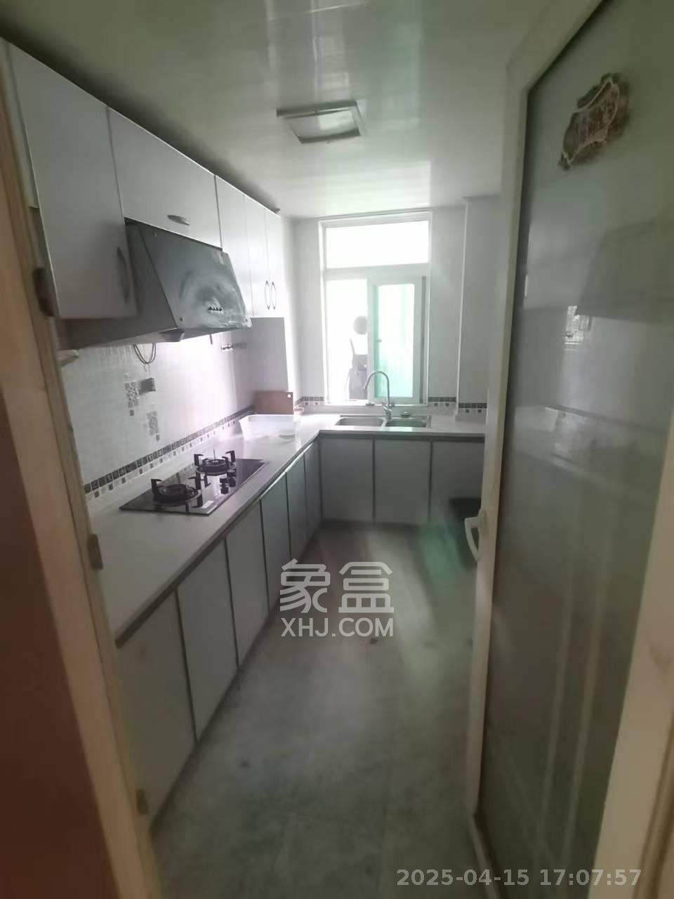 麓谷加州阳光  3室2厅2卫   2800.00元/月室内图