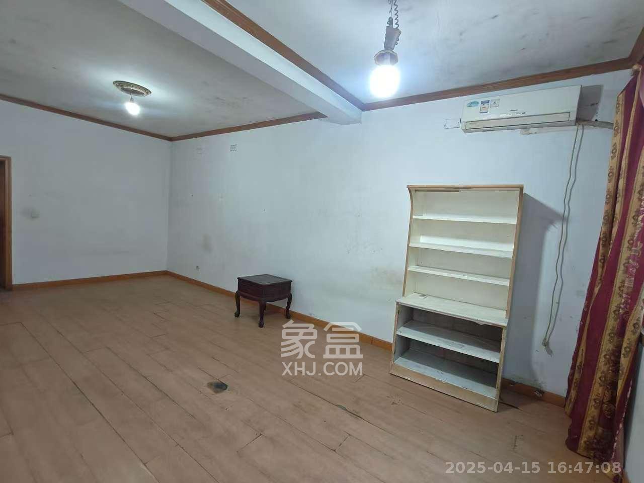 省军区宿舍  3室2厅2卫   2800.00元/月