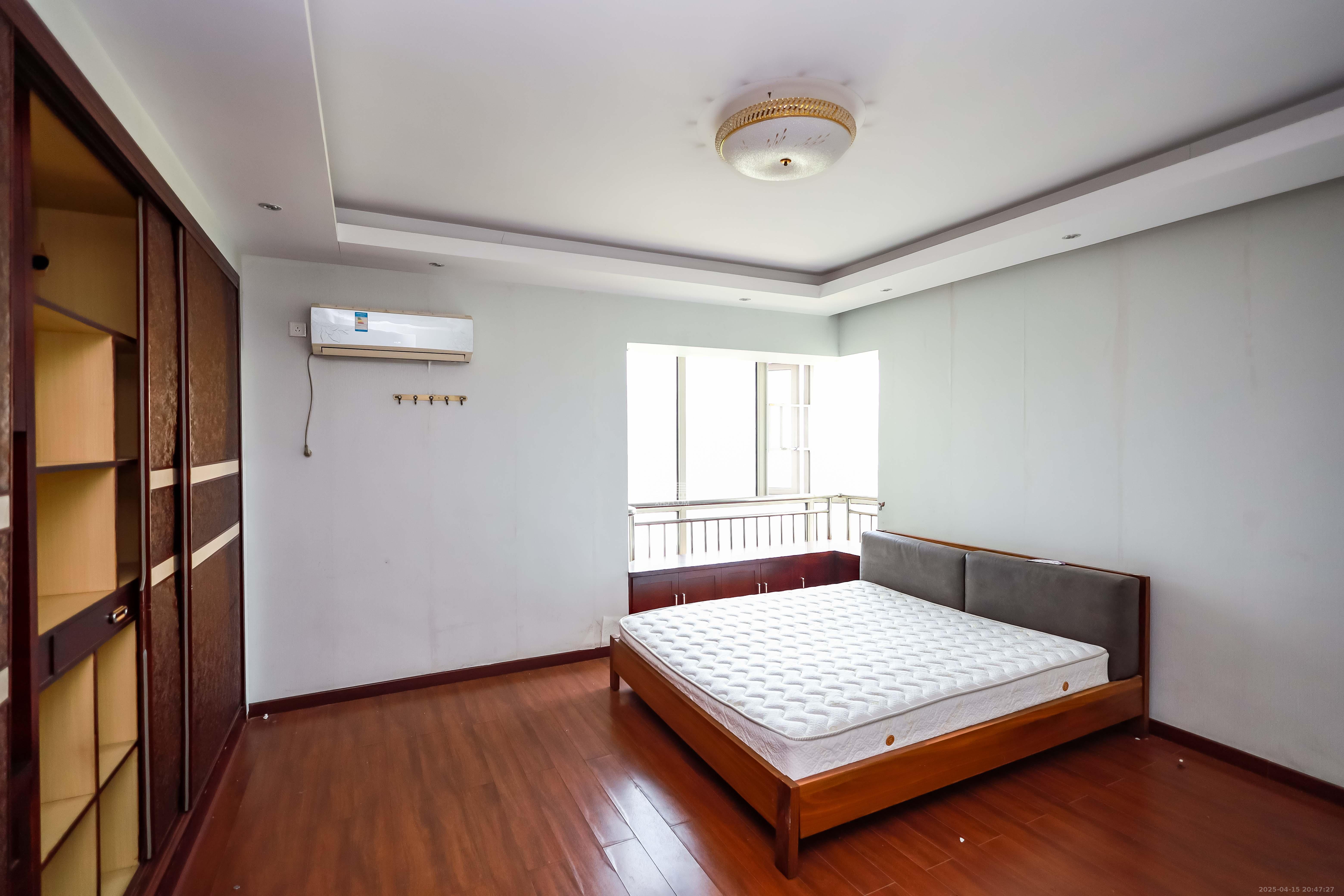 岳麓壹号 4室2厅2卫 182.0万 岳麓壹号 4室2厅2卫 182.0万卧室