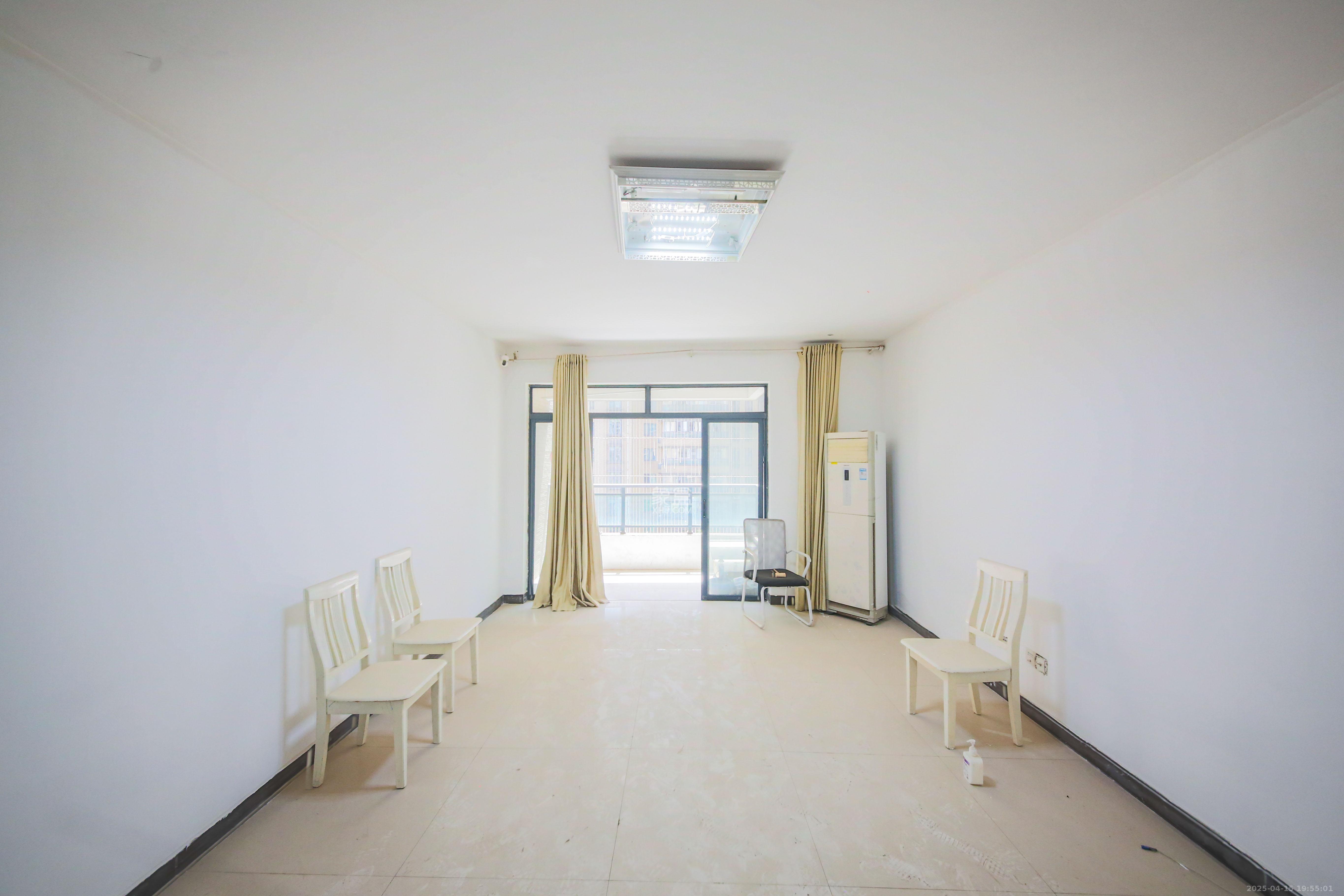 湘府9号  3室2厅1卫   100.00万客厅