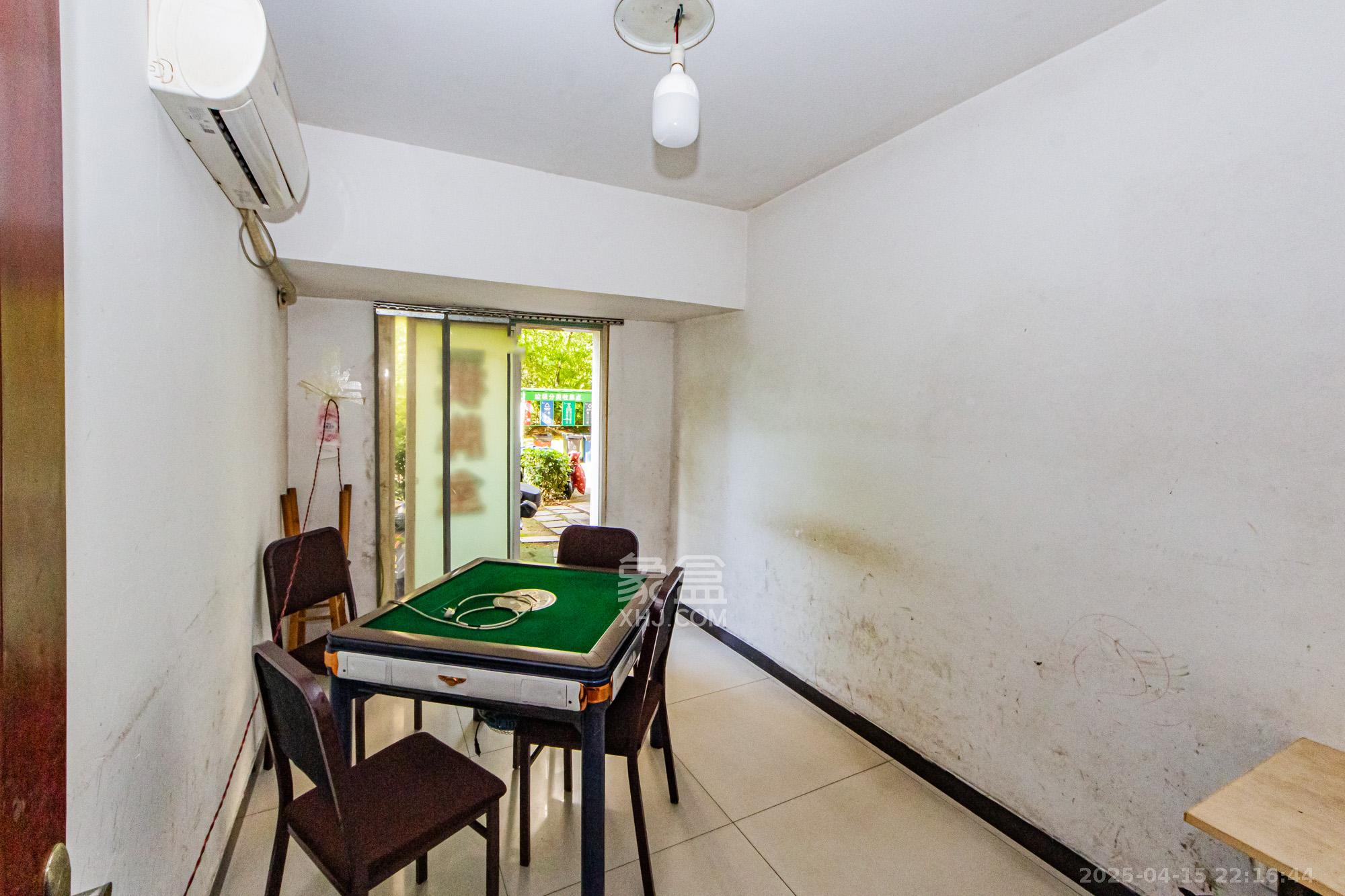 万国城(当代满庭春MOMA)三期  3室2厅2卫    82.8万 万国城(当代满庭春MOMA)三期  3室2厅2卫    82.8万卧室