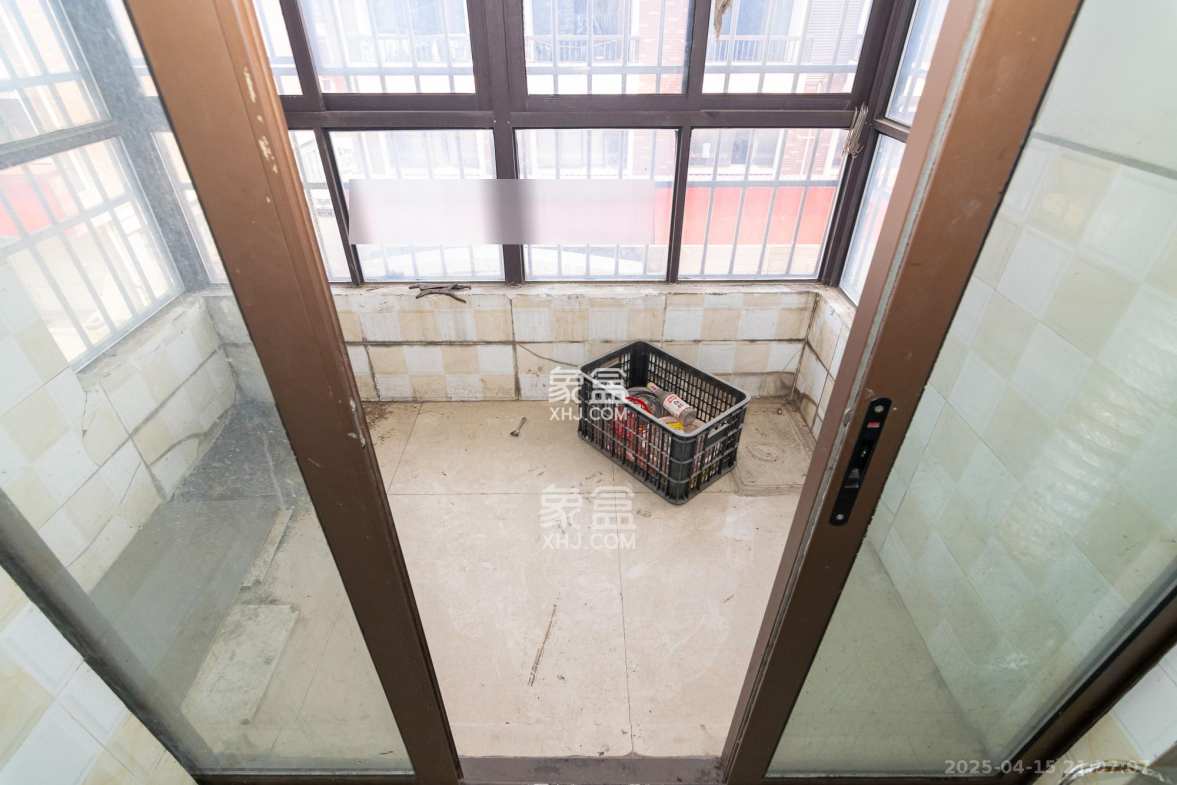 高星物流园  3室2厅3卫    65.0万 高星物流园  3室2厅3卫    65.0万阳台