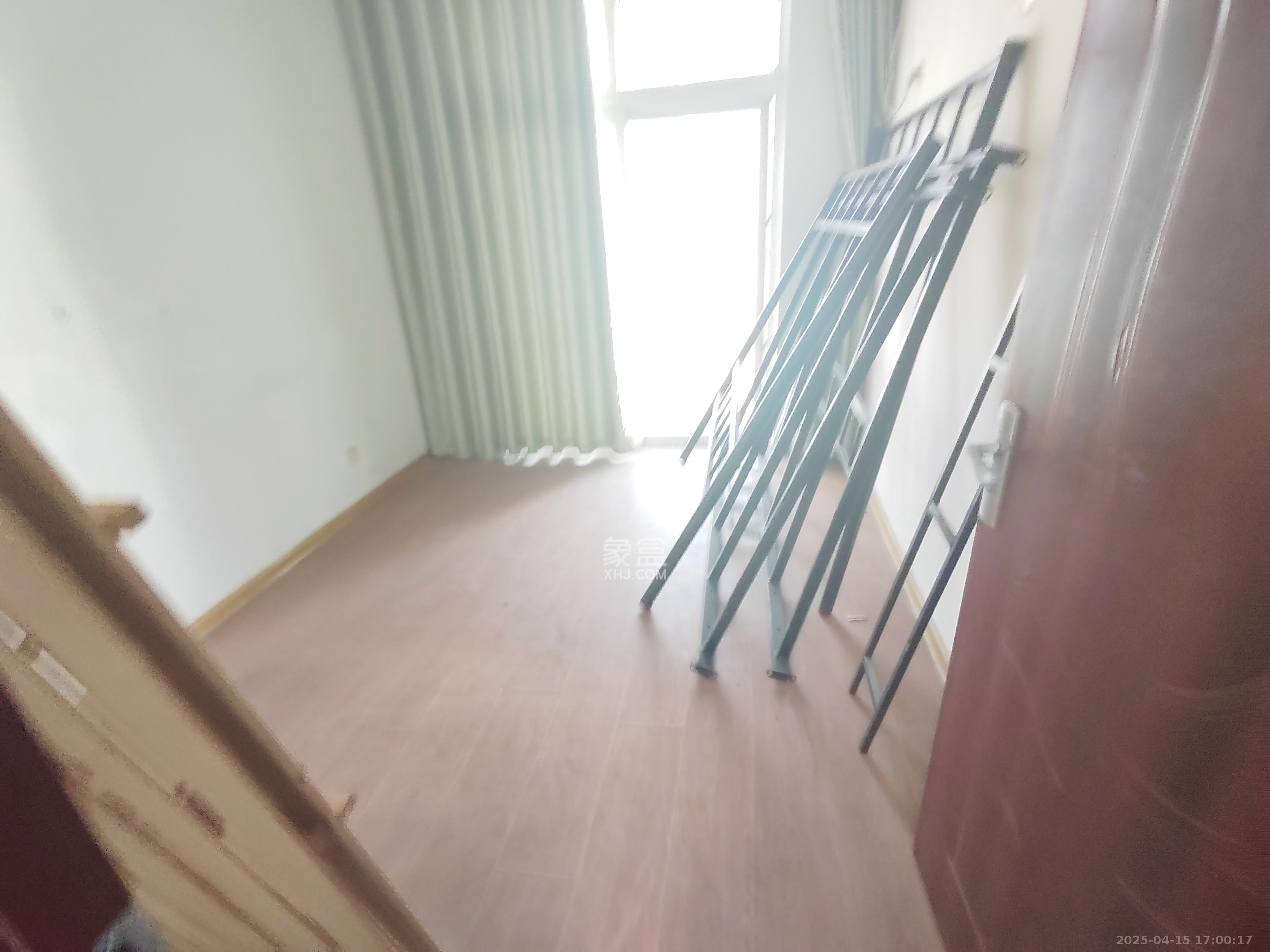 八方小区D区  4室2厅2卫   2300.00元/月室内图