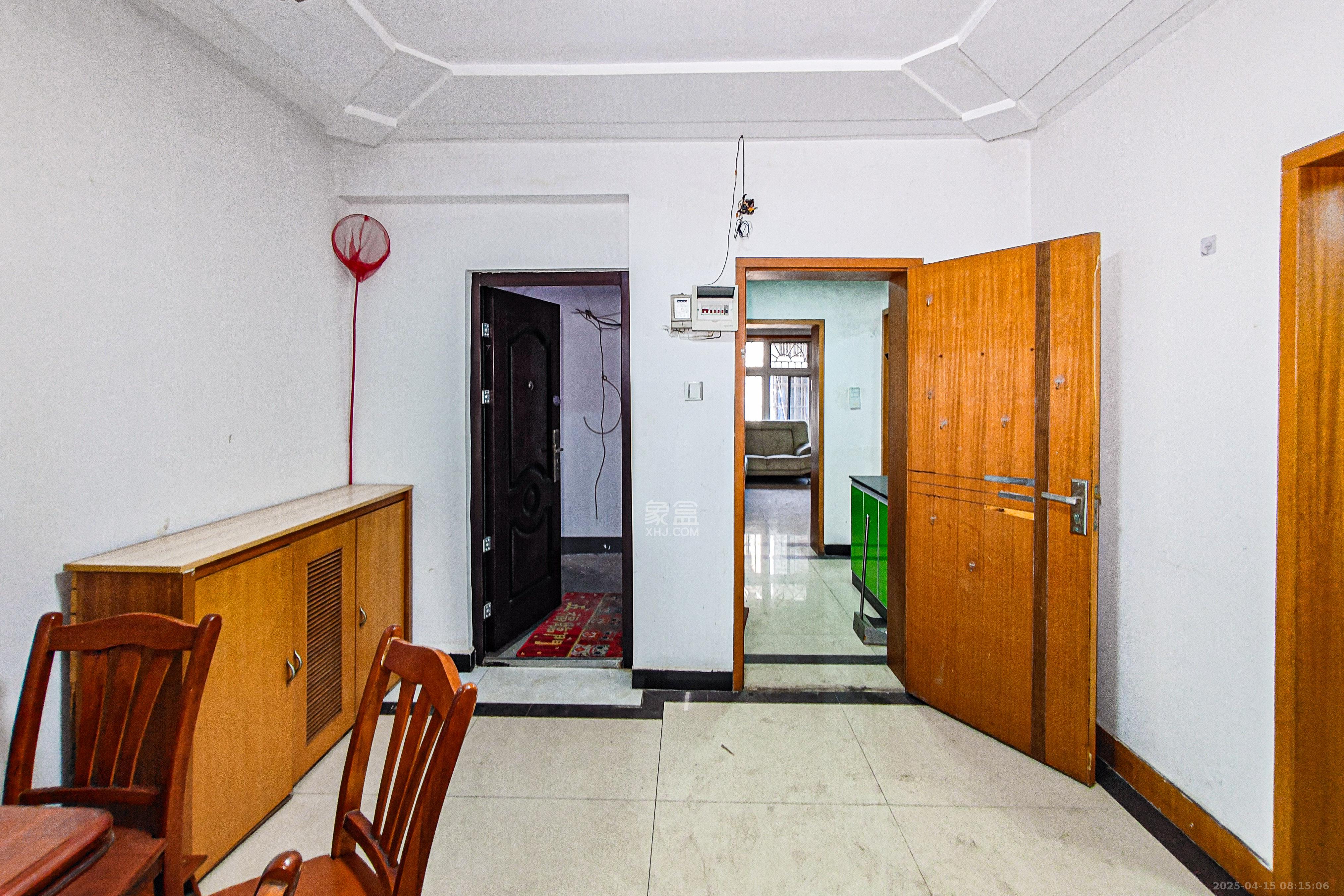 人民东路、人民中路散盘  3室2厅1卫    65.0万 人民东路、人民中路散盘  3室2厅1卫    65.0万客厅