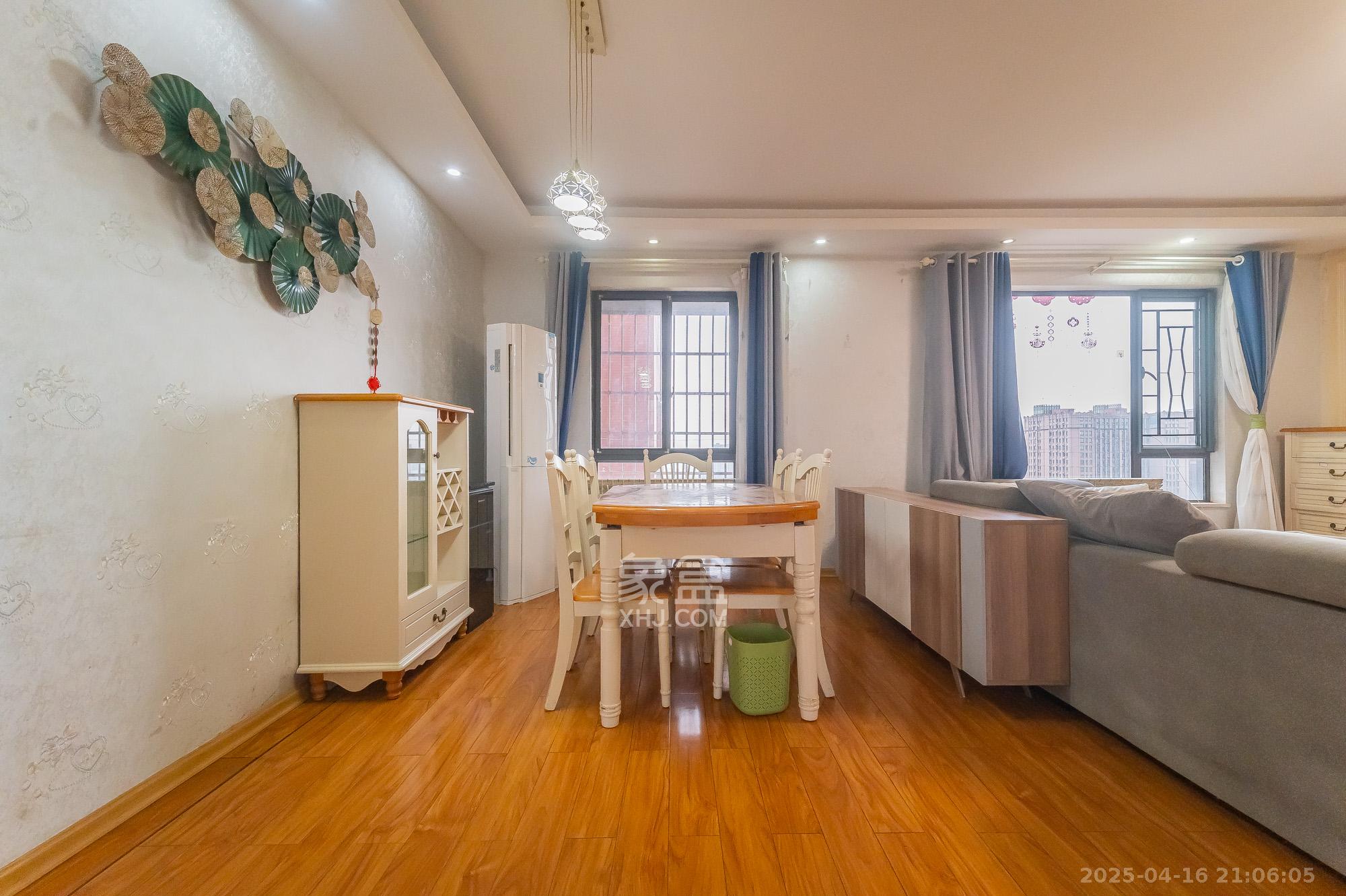 华润凤凰城二期 4室2厅2卫 106.0万 华润凤凰城二期 4室2厅2卫 106.0万客厅