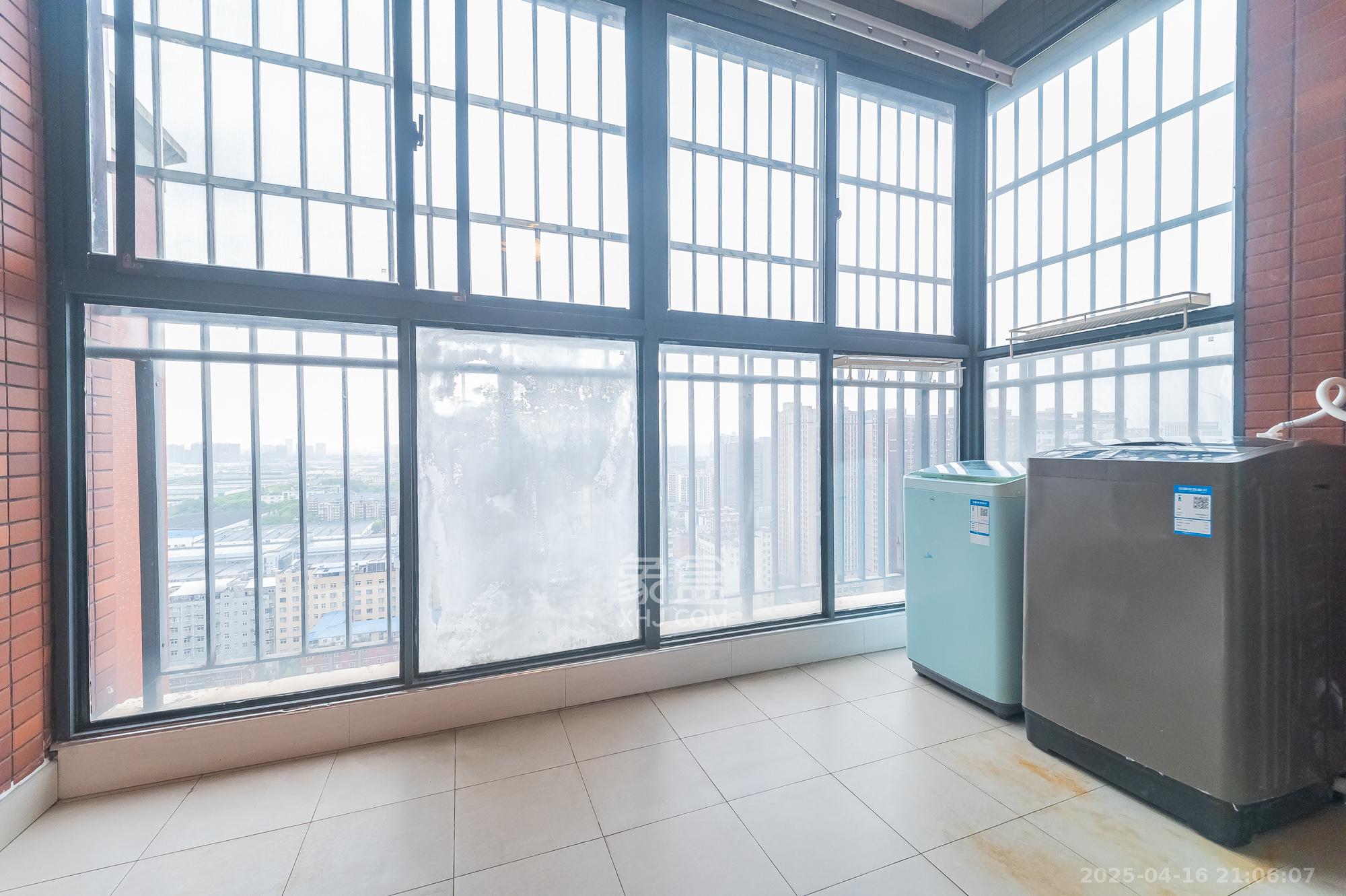 华润凤凰城二期 4室2厅2卫 106.0万 华润凤凰城二期 4室2厅2卫 106.0万阳台