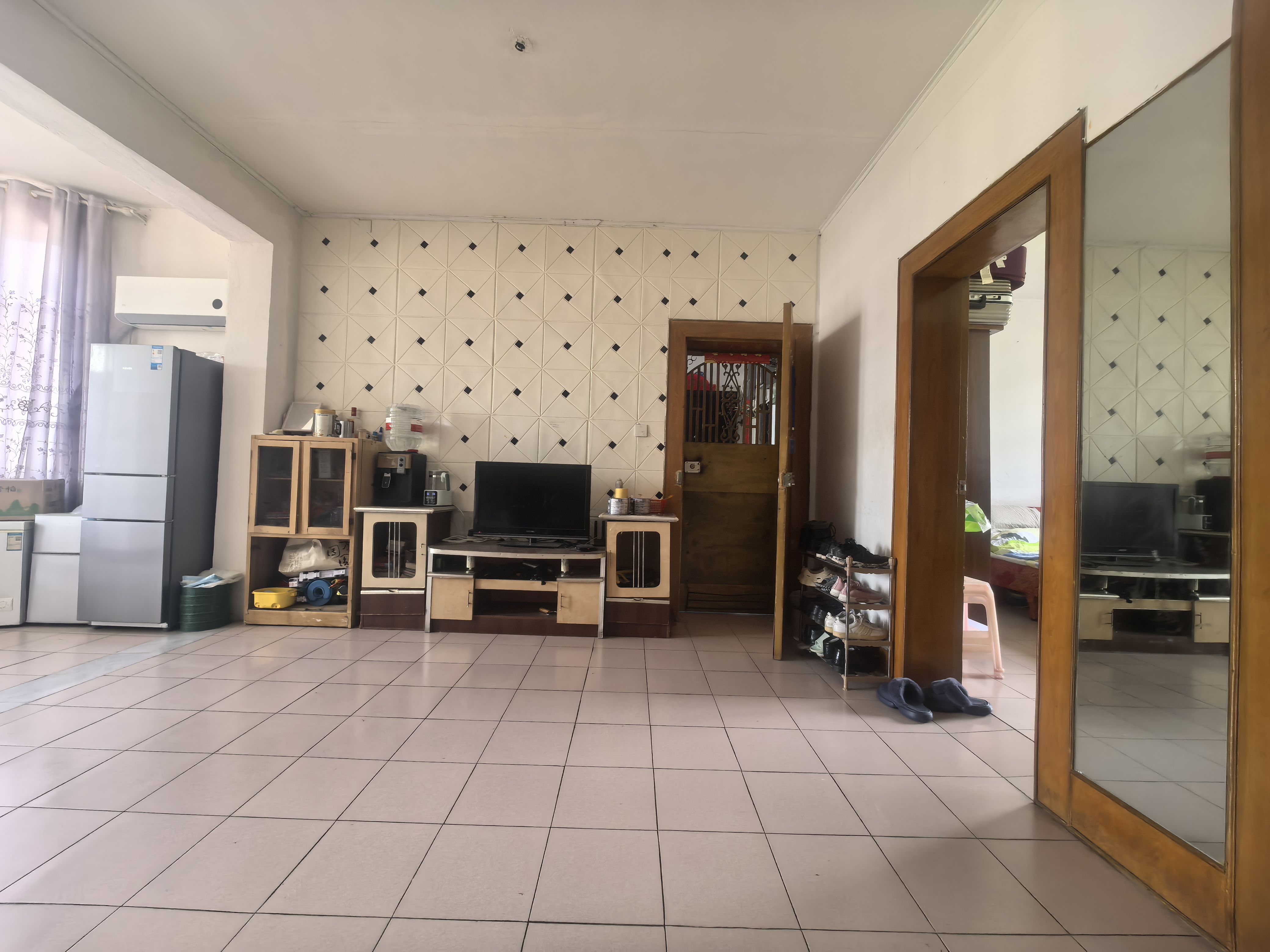 市委二号院 2室2厅1卫 31.8万 市委二号院 2室2厅1卫 31.8万客厅