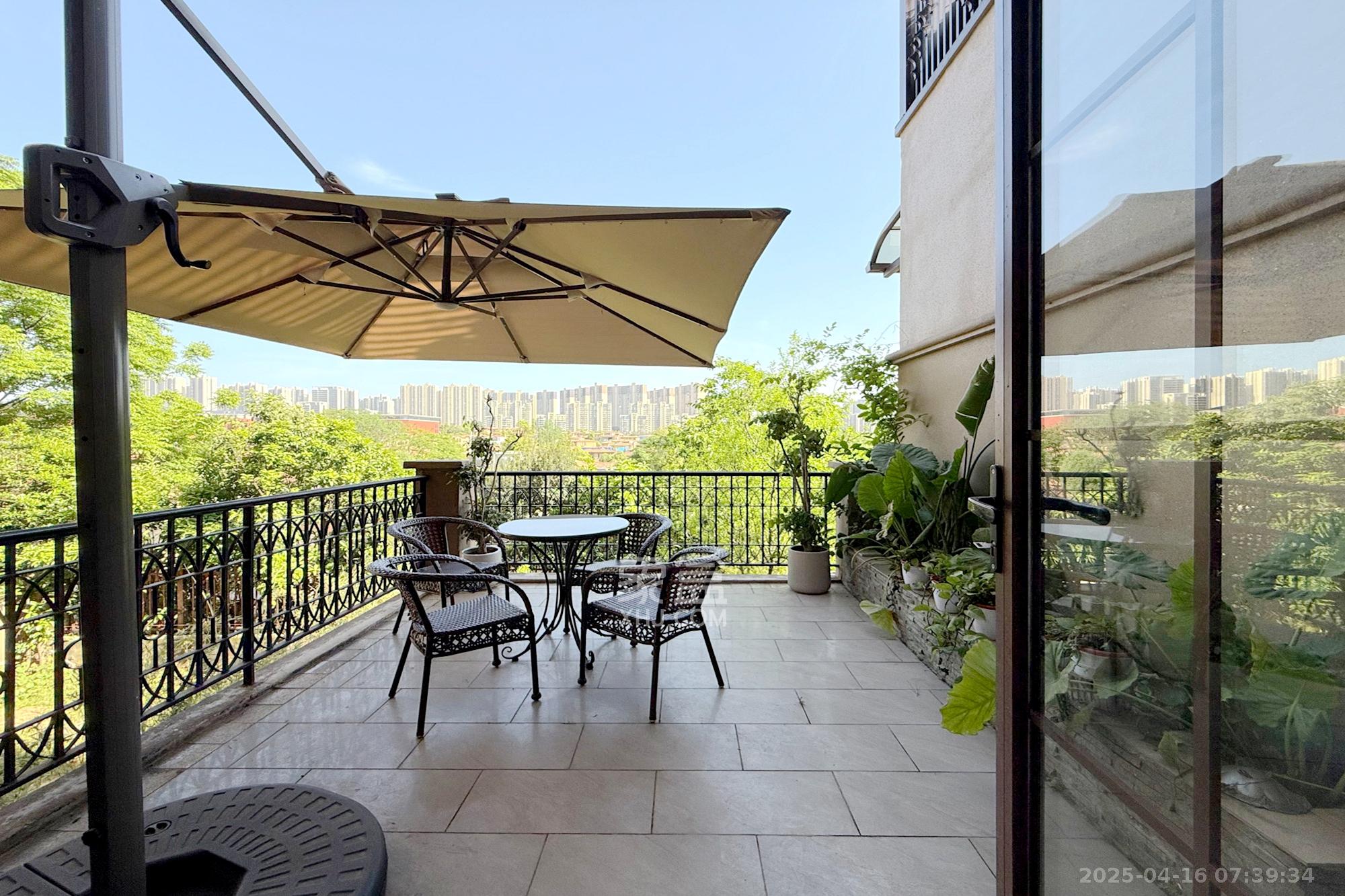 金地三千府(金地湖山樾、金地自在城) 5室3厅4卫 498.0万 金地三千府(金地湖山樾、金地自在城) 5室3厅4卫 498.0万阳台