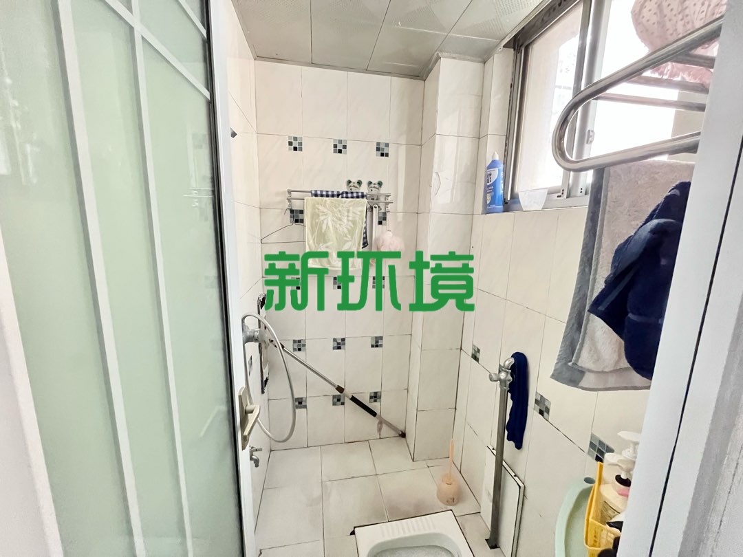 通达花园  4室2厅2卫   75.00万客厅