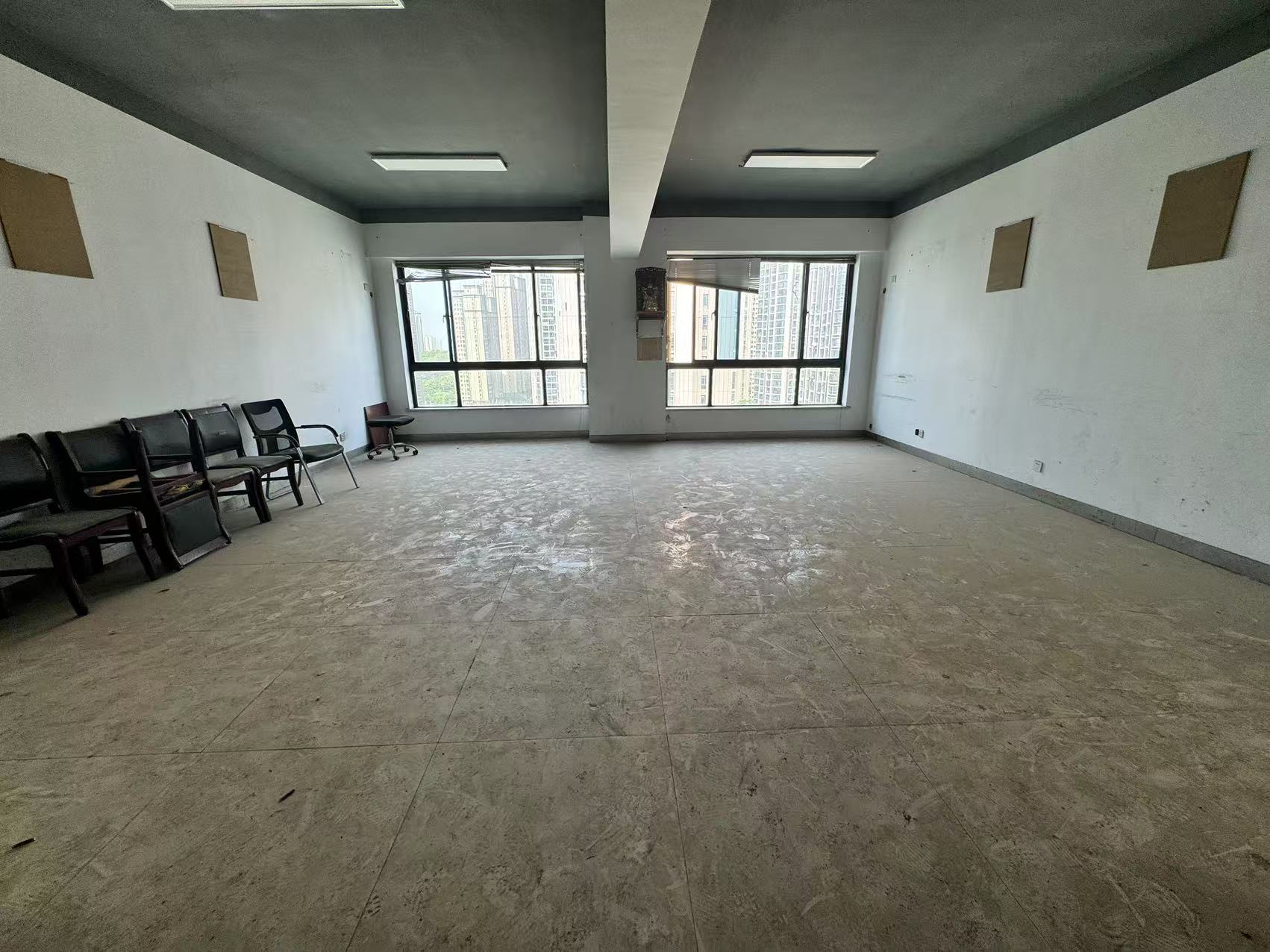 慈善大厦  1室0厅0卫    25.0万 慈善大厦  1室0厅0卫    25.0万室内图